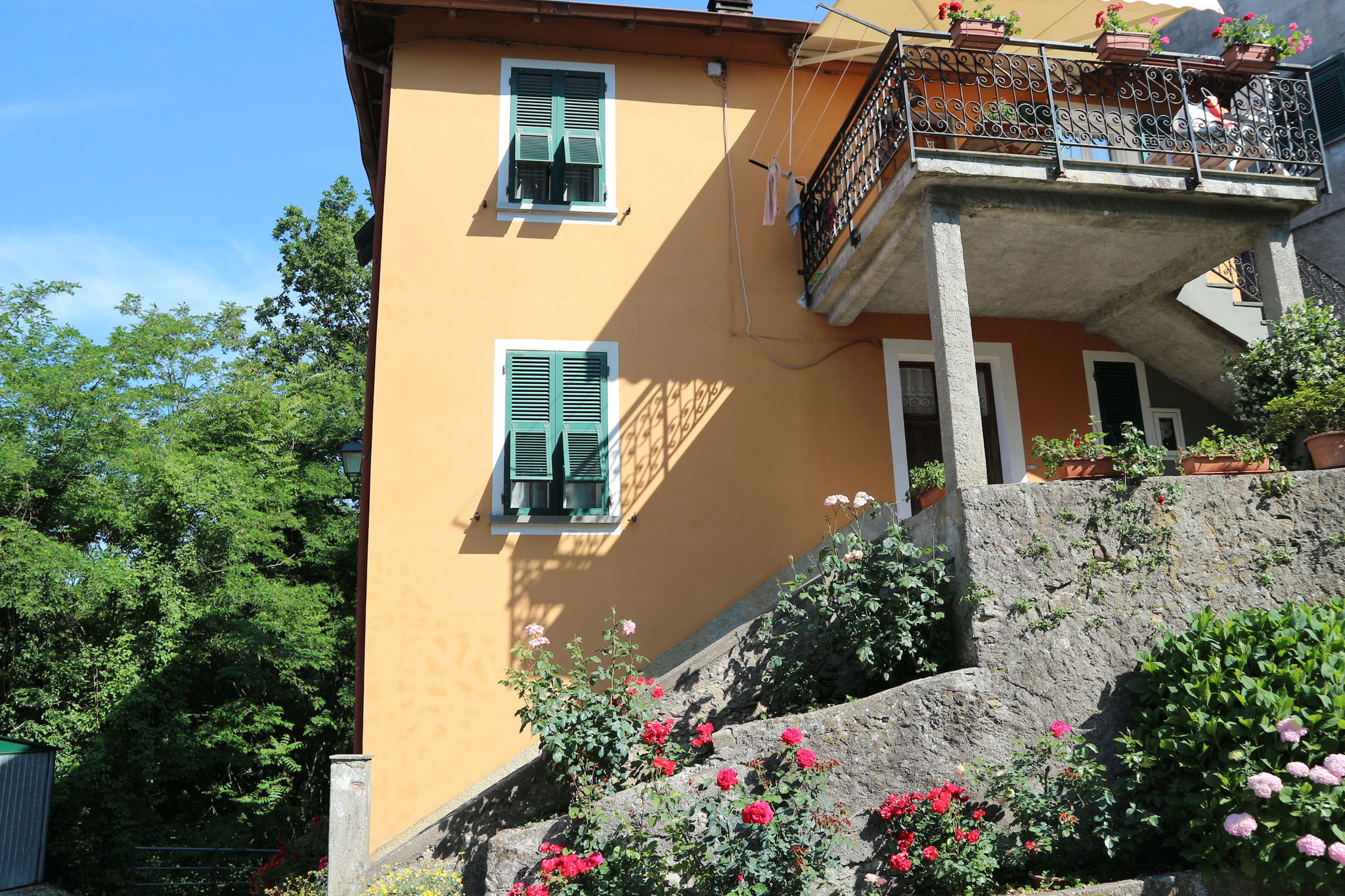 Hilltop Holiday Home in Sesta Godano with Balcony & Parking