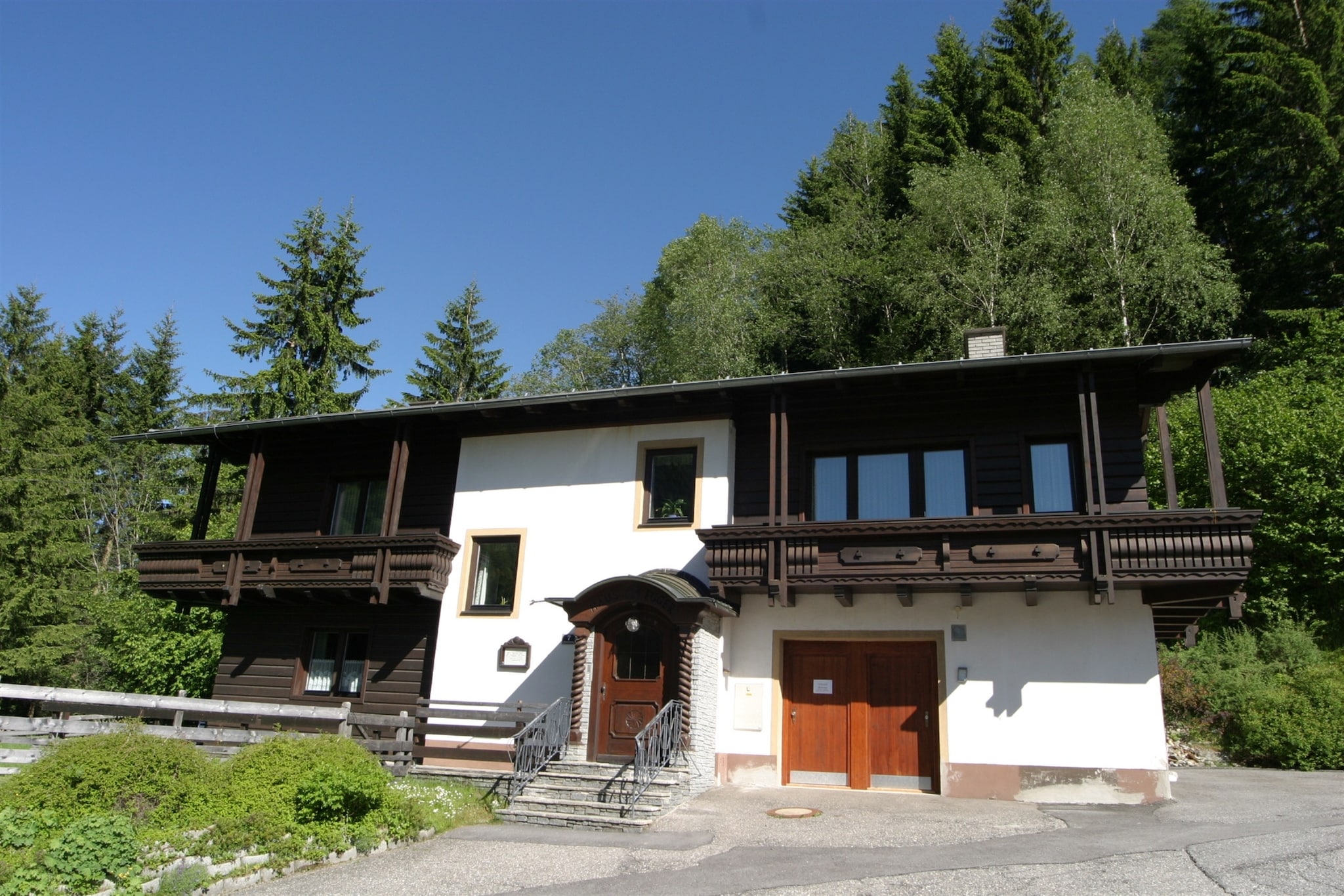 A spacious apartment in Bad Kleinkirchheim near a ski area with 2-bedrooms and it can accommodate up to 6 guests. It has access to free WiFi and is pet-friendly with maximum 2 pets allowed at a charge of €5/Pet/Night.
It is surrounded by the mountains within walking distance to a spa center, ski lift and a public pool. The town center is located at the distance of 500m, avail general supplies at 300 m and enjoy fine dining at various restaurants at 500m distance.
This holiday home in Carinthia has a private garden for you to relax and enjoy the natural surrounded. It has parking facility and satellite TV in the hallway for eventful movie nights.
You can avail public transport at a walking distance of 500 m.