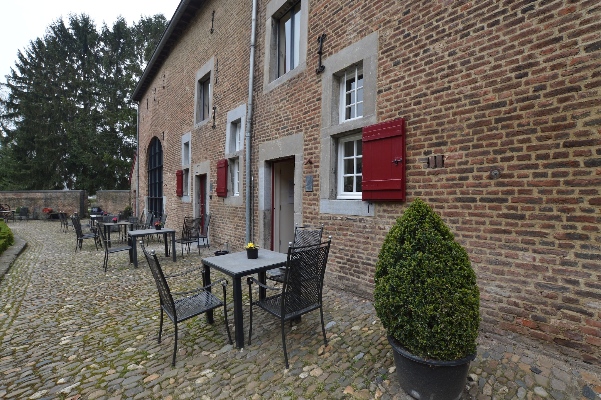 Ground floor: (hallway)\n\nOn the 1st floor: (Living room(TV, stereo unit), open kitchen(electric kettle, cooker(4 ring stoves), coffee machine, oven, dishwasher, fridge), bedroom(2x single bed), bathroom(shower, washbasin, toilet))\n\nOn the 2nd floor: (bedroom(2x single bed(80 x 220 cm)), bedroom(2x single bed), bedroom(2x single bed), bathroom(shower, washbasin, toilet), Landing)\n\nheating(central), terrace(private), garden(shared with other guests), garden furniture, parking, play equipment, children\'s bed, high chair, playpen