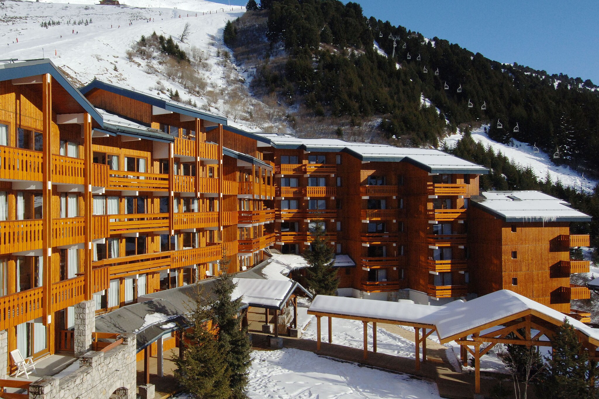 Comfortable apartments in a beautiful residence, with direct access to the ski slopes.