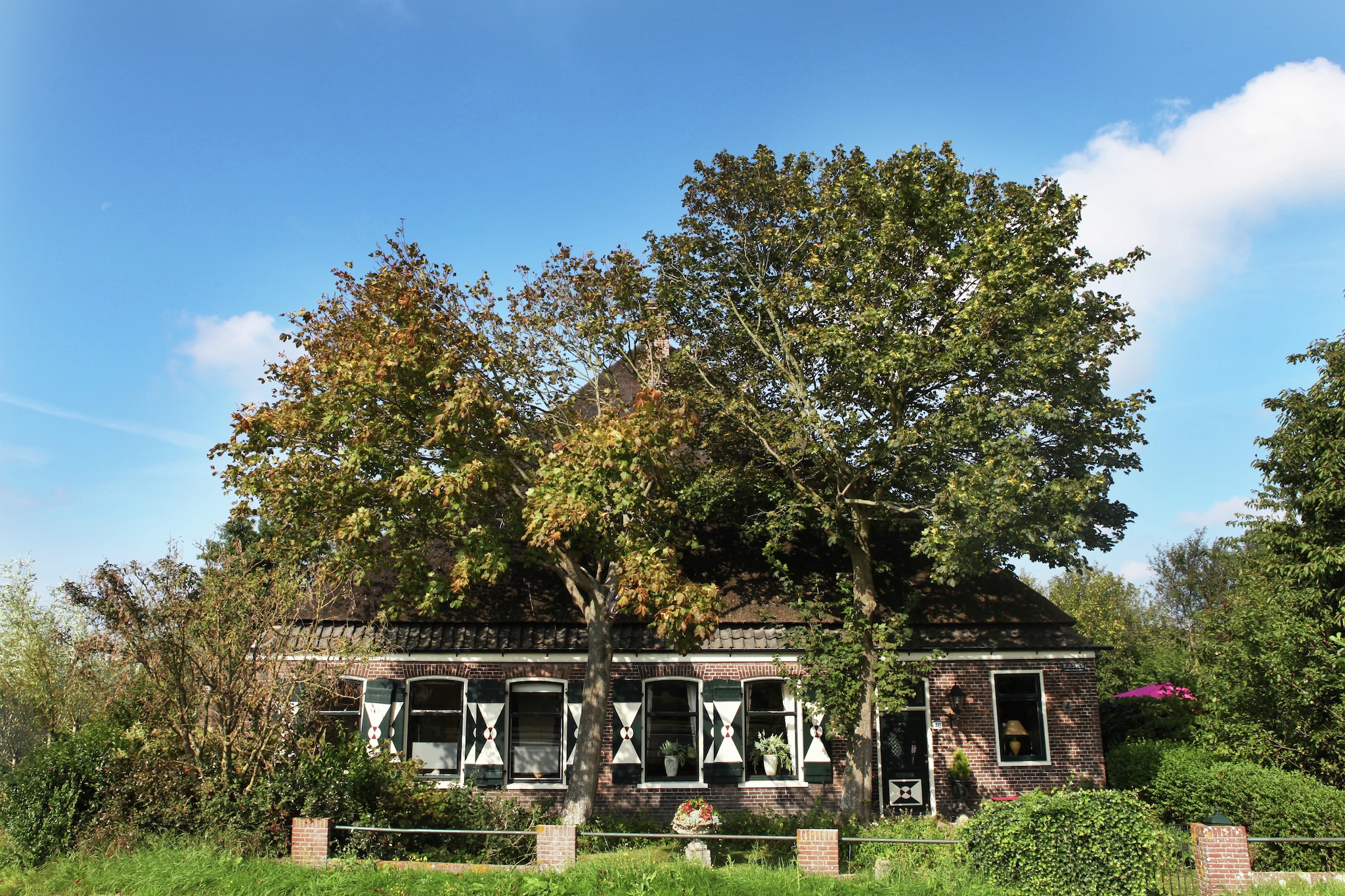 Historische woonboerderij aan zee met een tuin en terras