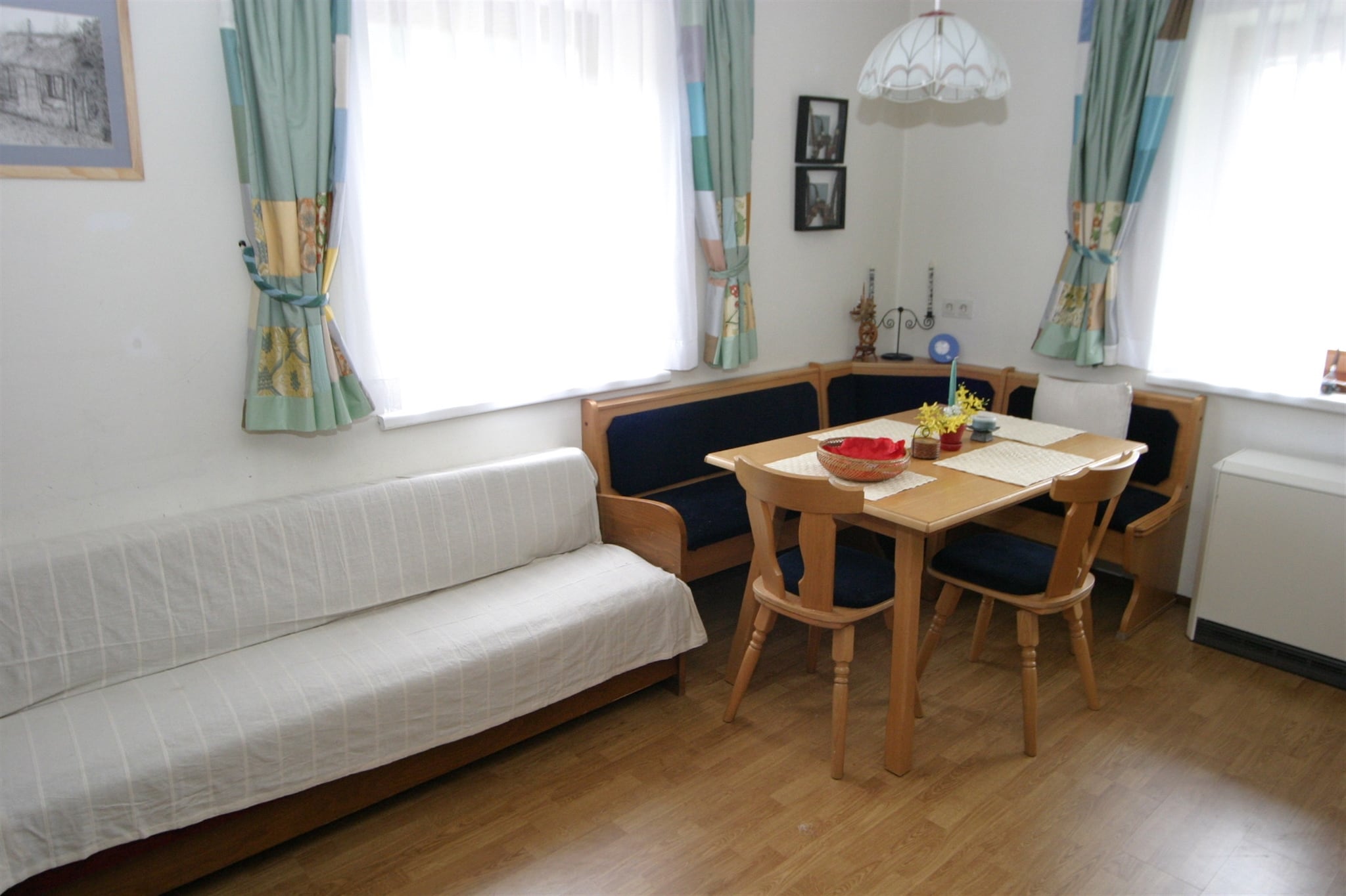 This detached holiday home for a maximum of 8 people with a large garden is located in the heart of the unspoilt traditional village of Deutsch-Griffen in Carinthia, close to Lake Ossiach and Lake WÃ¶rthersee and the Hochrindl-Sirnitz ski area.

The holiday home is furnished with lots of wood, spread over the 1st and 2nd floors of the house and offers 2 kitchen-living rooms, each with a dining area, 3 large bedrooms (2 of which have a double bed and an additional 2 single beds), 2 bathrooms and a large garden with garden furniture. Parking is available directly at the house.

The house is only 9 km from the quiet ski slopes of the Hochrindl/Sirnitz ski area with a total of 20 km of slopes, 5 drag lifts and a 4-seater chair lift, and in the Gurktal Alps you can look forward to 3 other ski areas, the Bad Kleinkirchheim ski area with 103 km of slopes, the Turracher HÃ¶he with almost 43 km of slopes and the well-known Katschberg ski area with 70 km of slopes. In the winter season there is a ski bus service directly in the town.

In spring, a visit to the Malta Valley and a trip on the HochalmstraÃŸe with spectacular views of the high alpine landscape are recommended. In summer, several Carinthian bathing lakes such as the Sonnegger See in Sittersdorf, the Pirkdorfer See in St. Michael ob Bleiburg, the Schwarzsee in Deutsch-Griffen, the Ossiacher See or the famous Woerthersee offer lots of bathing fun!

Deutsch-Griffen is a municipality in the Sankt Veit an der Glan district in Carinthia and is located in a side valley of the Gurk Valley. A striking point in the municipality is the fortified church from the 12th century, located on a hill.

Directly in the town there are numerous shops for daily needs, as well as a small selection of restaurants.