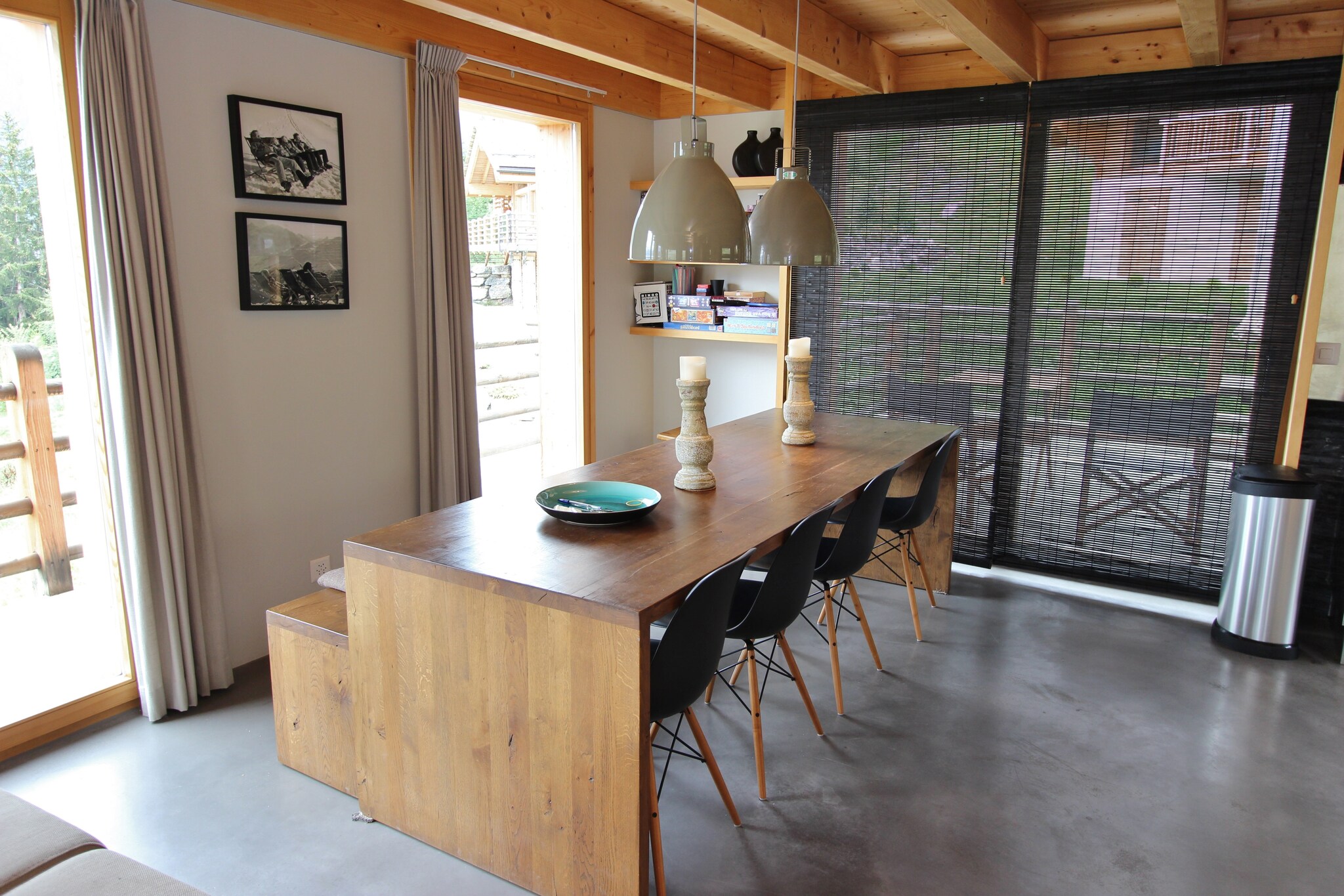 Ground floor: (bedroom(double bed), bedroom(2x single bed), bedroom(2x single bed), bathroom(shower, washbasin, toilet), bathroom(bath tub, washbasin, toilet), storage(ski boot heaters), garage)\n\nOn the 1st floor: (Living room(TV(satellite), stove(wood), radio), open kitchen(cooker(ceramic), oven, microwave, dishwasher))\n\nOn the 2nd floor: (bedroom(double bed), Landing(TV(satellite)))\n\ntumble dryer, sauna, sauna, washing machine, heating(floor heating), garden furniture, children\'s bed, high chair