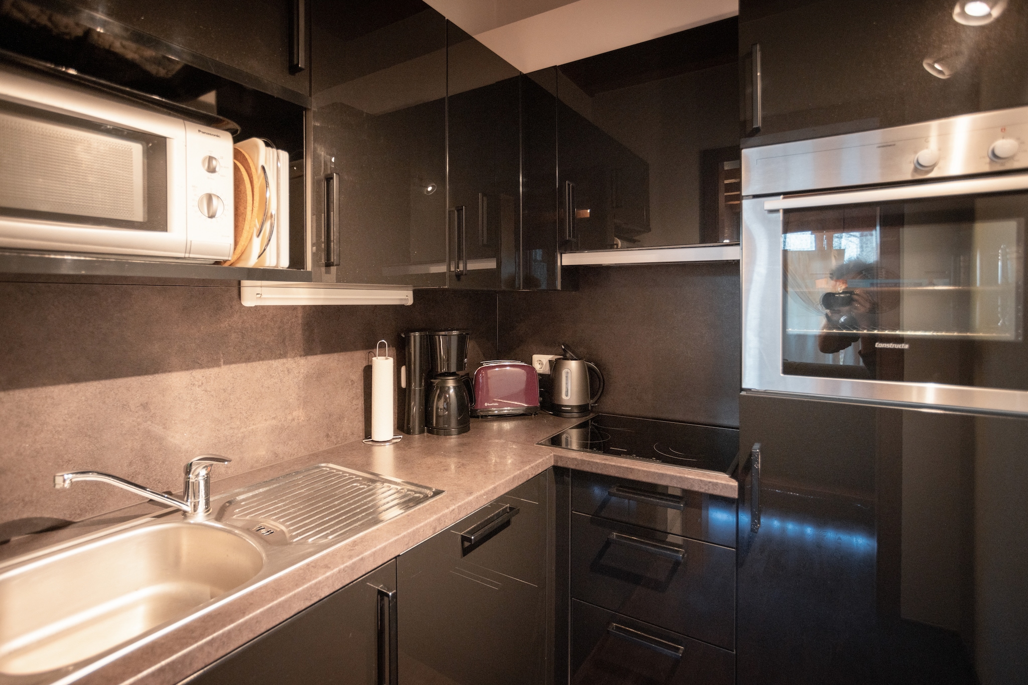 This stylish multi-level apartment in Viechtach offers a serene escape for couples or small families. It features two spacious bedrooms, a cozy living/dining room with satellite TV and DVD player, and a fully equipped kitchen with ceramic stove, oven, microwave, and dishwasher. The bathroom includes a shower, while the upper floors boast a relaxation area with sauna and a luxurious bubble bath. A private terrace, balcony, and garden with barbecue and sun loungers invite outdoor leisure.
Guests enjoy thoughtful amenities such as central heating, infrared sauna, shared washing machine, bicycle storage, and child-friendly extras like a high chair and children’s bed. The layout is ideal for comfort and privacy, with elegant furnishings and wellness features that make it perfect for year-round stays. Free Wi-Fi and private parking add convenience to your Bavarian getaway.
Nearby, explore the dazzling Kristallmuseum Viechtach, admire the artistry of the Gläserne Scheune, or hike to the scenic ruins of Burg Neunußberg. Nature lovers will enjoy the forested trails of Bayerisch Kanada, while families can relax at the Städtisches Freibad Viechtach. For dining, try Blossersberger Keller for Bavarian classics, Adventure Camp Schnitzmühle for Thai-German fusion.