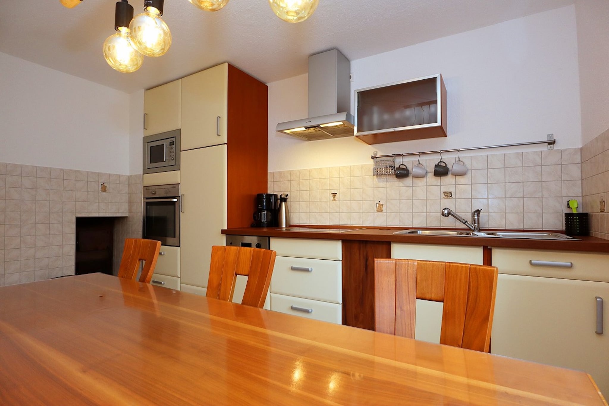 Set in a peaceful side valley of Schuttertal—an officially designated Erholungsort (health resort)—this farmstay apartment offers a scenic escape surrounded by gentle mountain ranges, forests, and meadows. Located at 260 m elevation and just 1.5 km from the town center, the property features a balcony, outdoor seating, barbecue facilities, and a playground on a spacious 1500 m² plot.

Ideal for hikers and mountain bikers, the region offers trails past historic mills, farmhouses, and cultural landscapes. The lessor, an avid biker, is happy to share local tips. The highest peak in the municipality (750 m) is just 8 km away. Recreational options include miniature golf, water treading basins, tennis, and seasonal events.

Recommended excursions: Europa-Park Rust (25 km), Kaiserstuhl (54 km), Triberg Waterfalls (50 km), Feldberg (94 km), Titisee (80 km), Schluchsee (100 km), Baden-Baden (80 km), and Furtwangen (65 km).