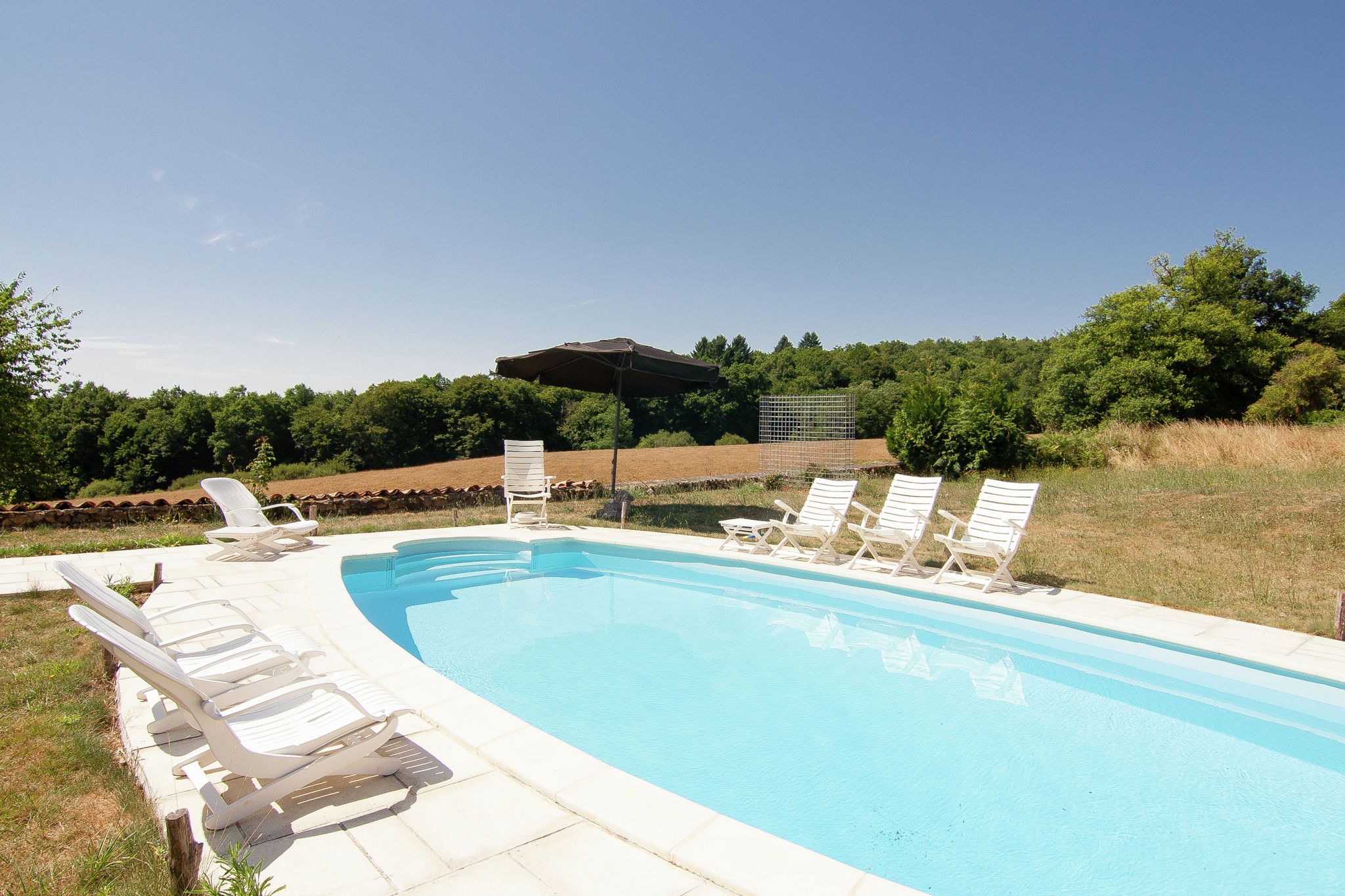 Maison de vacances spacieuse avec piscine privée à Roussines