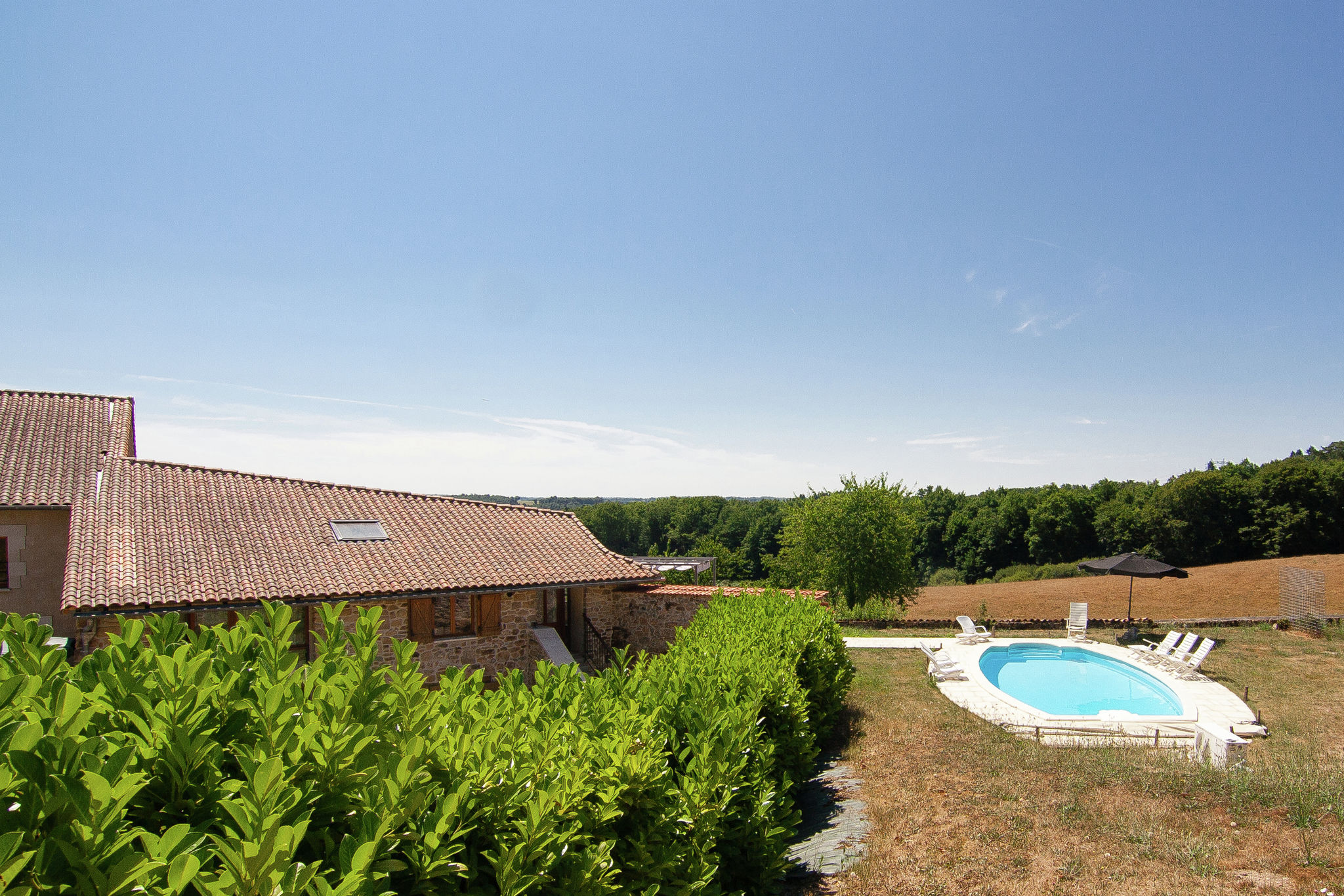 Maison de vacances spacieuse avec piscine privée à Roussines