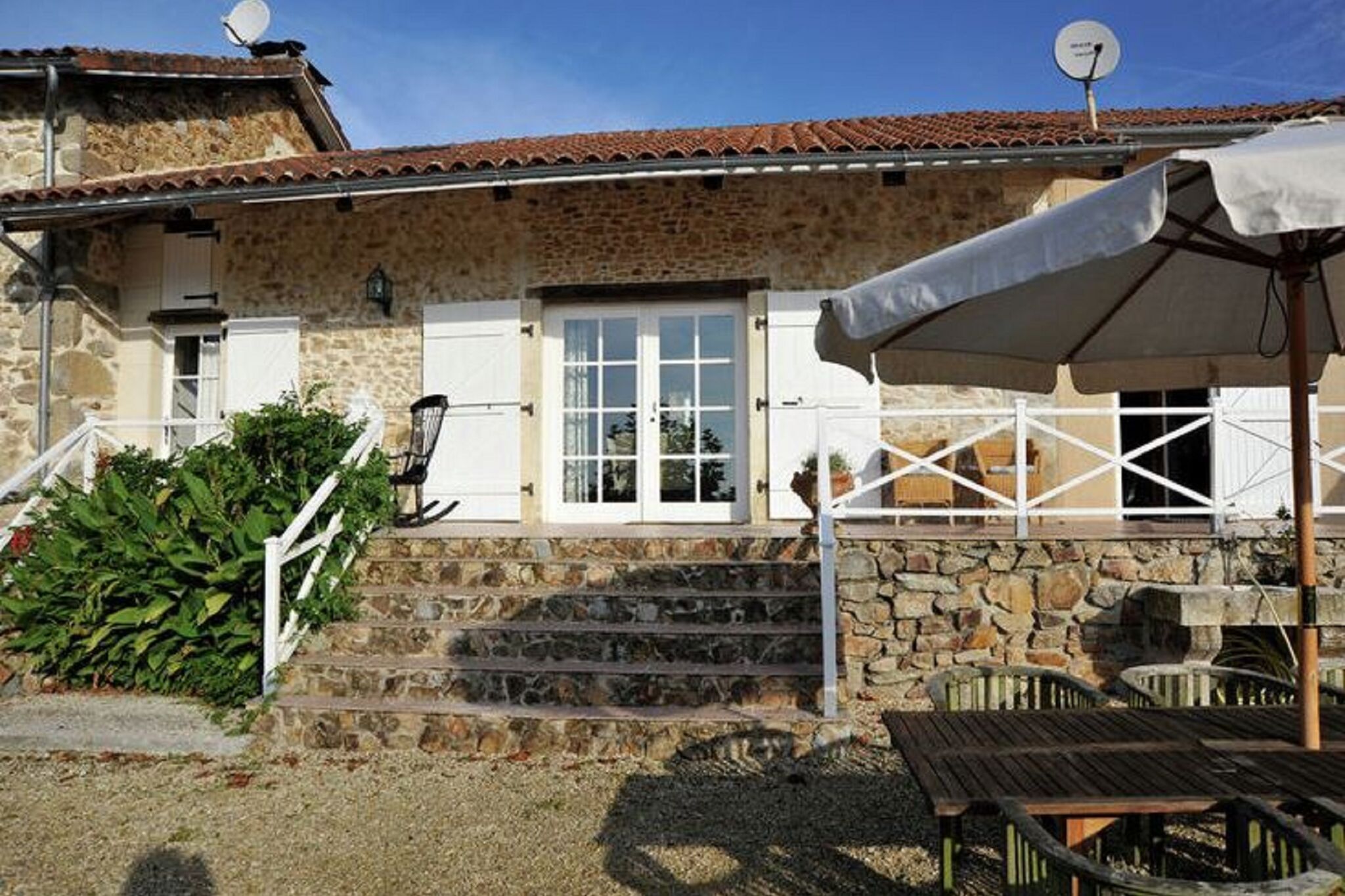 Gemütliches Ferienhaus in Roussines mit eigener Terrasse