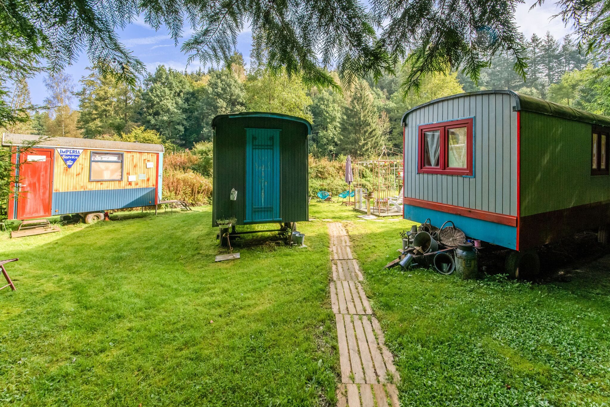 Kleurrijke stacaravan in Houffalize met een terras en tuin