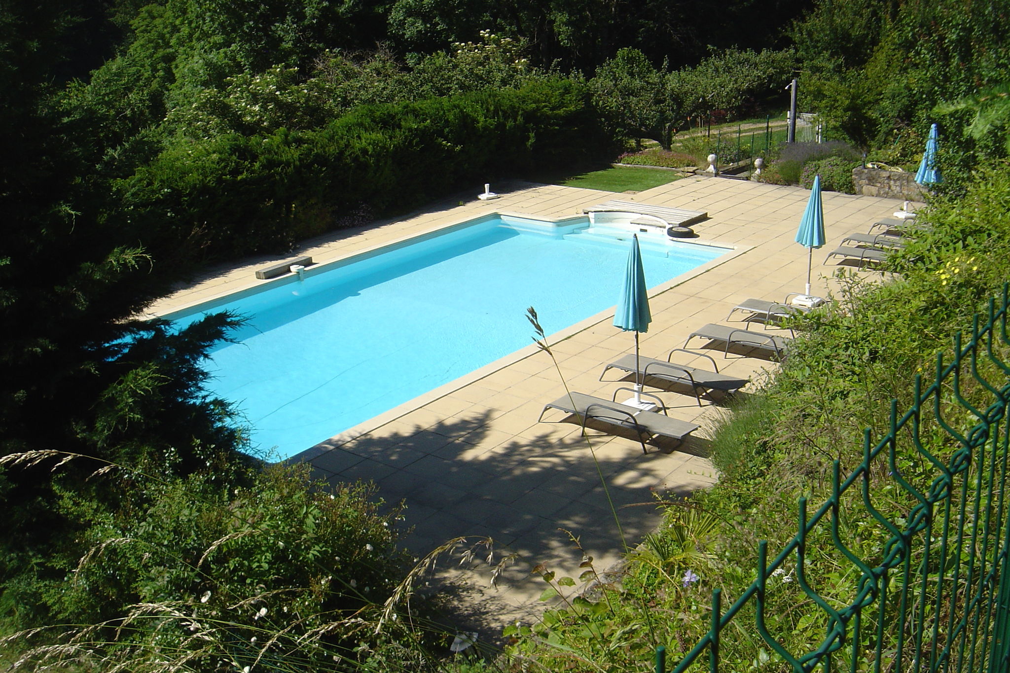 Kasteel-appartement in Saint-Prix met ruim zwembad