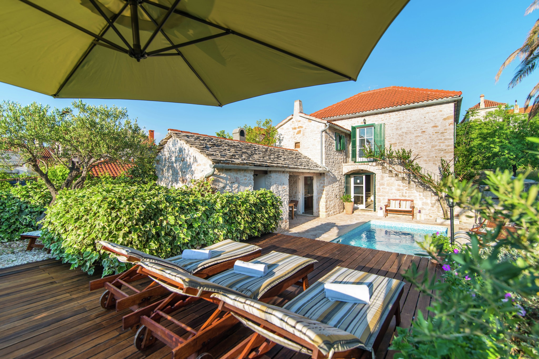 Authentic villa with pool on the island of Brac, 800 m from the beach