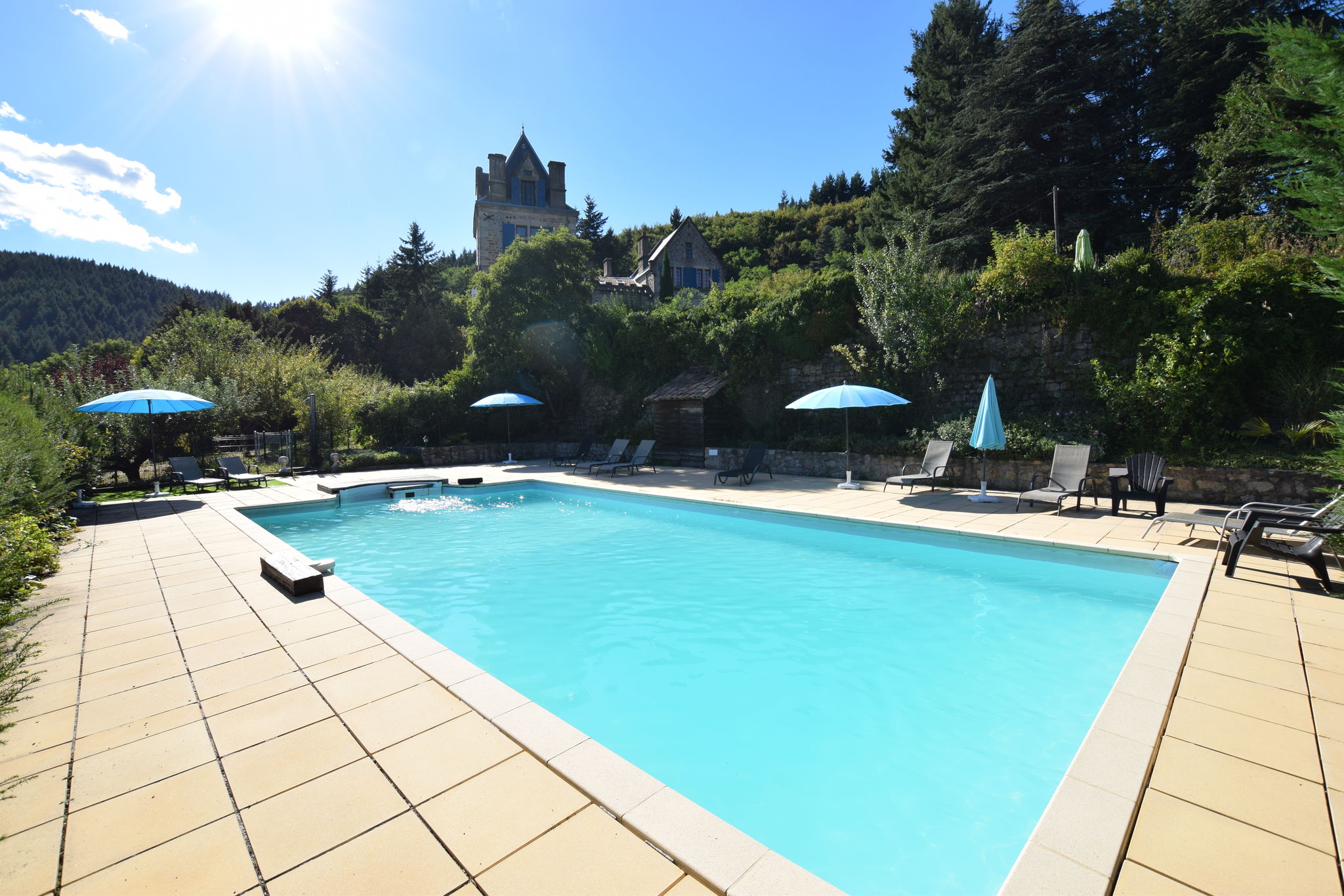 Voormalig koetshuis in 17e-eeuws kasteel met park, ruim zwembad in Noord Ardèche