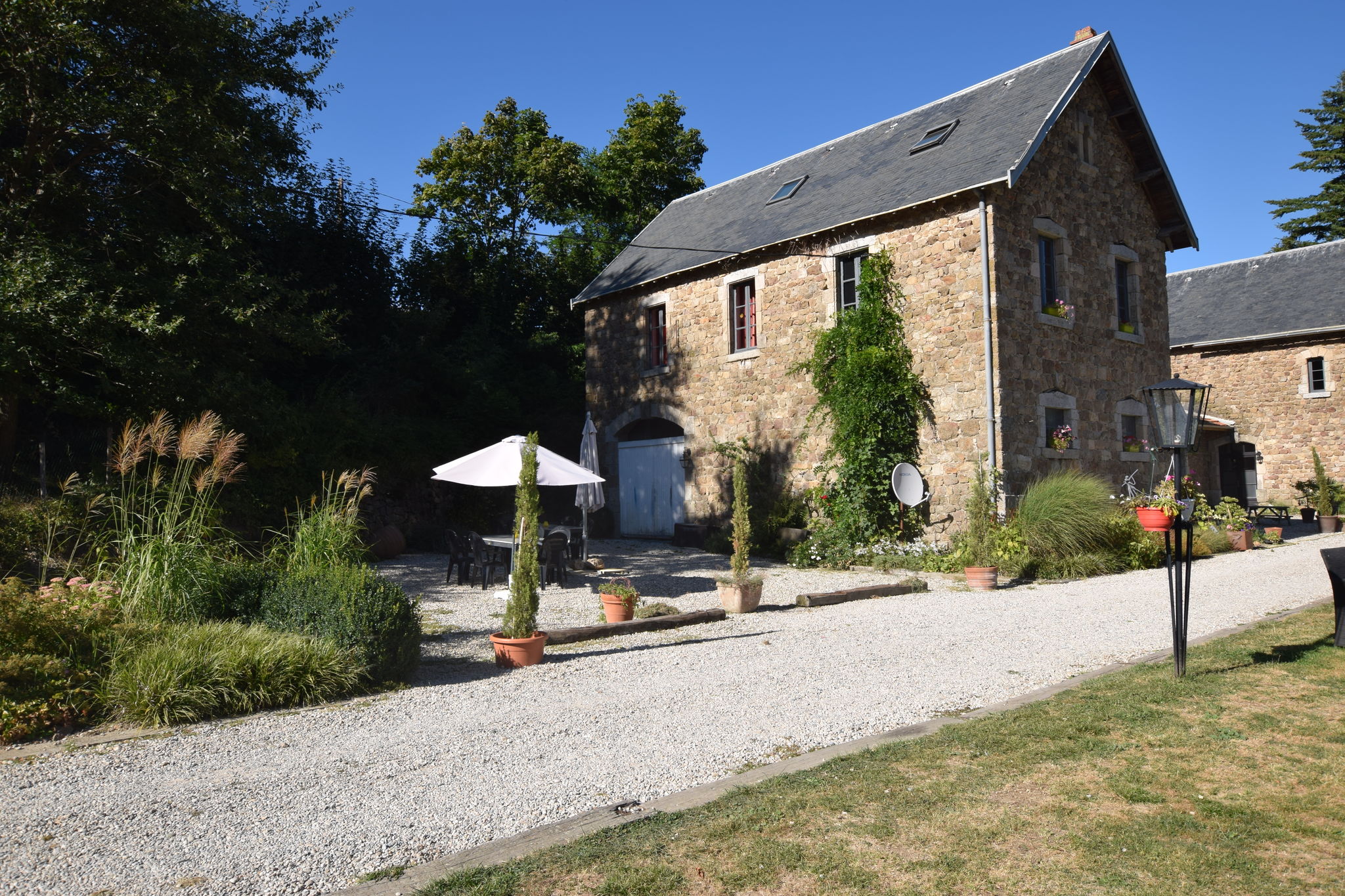 Former coach house in a castle with park garden, swimming pool in North Ardeche