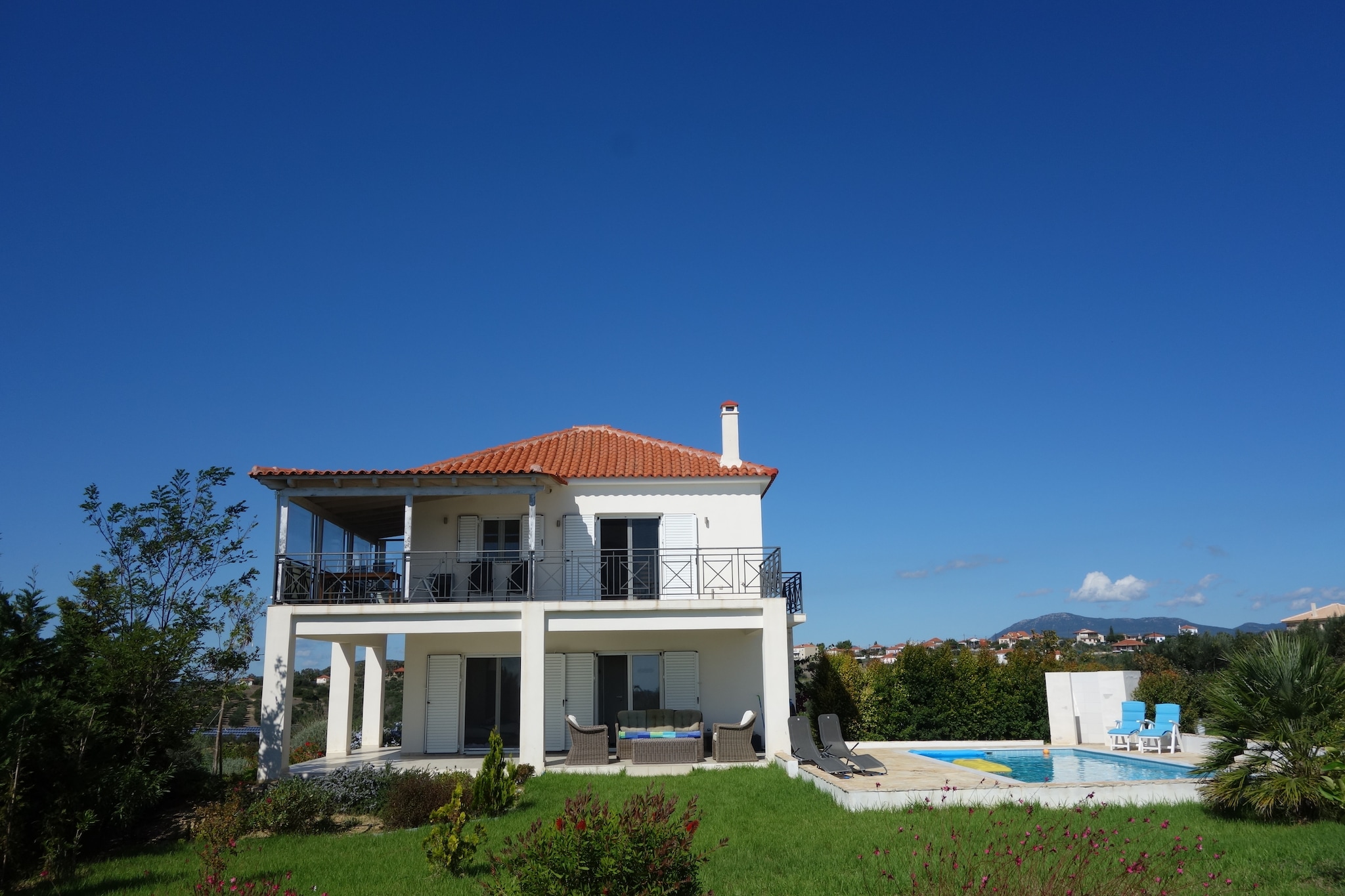 This is a 3-bedroom holiday home in Evangelismos for 6 people. The home has a swimming pool, and is perfect for families with kids and small groups. 



The sea is a short 5 km away, and you'll find restaurants 2 km away, the supermarket 3 km away, and lovely nightlife 5 km away from the home. Evangelismos is 5 km away, Finikounda is 10 km away, Methoni is 15 km away, and Pylos is 25 km away, so you can make short trips there to enjoy the lovely bay there.



The home has a well-equipped kitchen for meals. The home has air conditioning for your comfort, as well as a terrace and private garden with furniture, ideal for relaxing in good weather. The home comes with parking, and the poolside has deckchairs and a parasol. 



Kalamata airport is 65 km away.