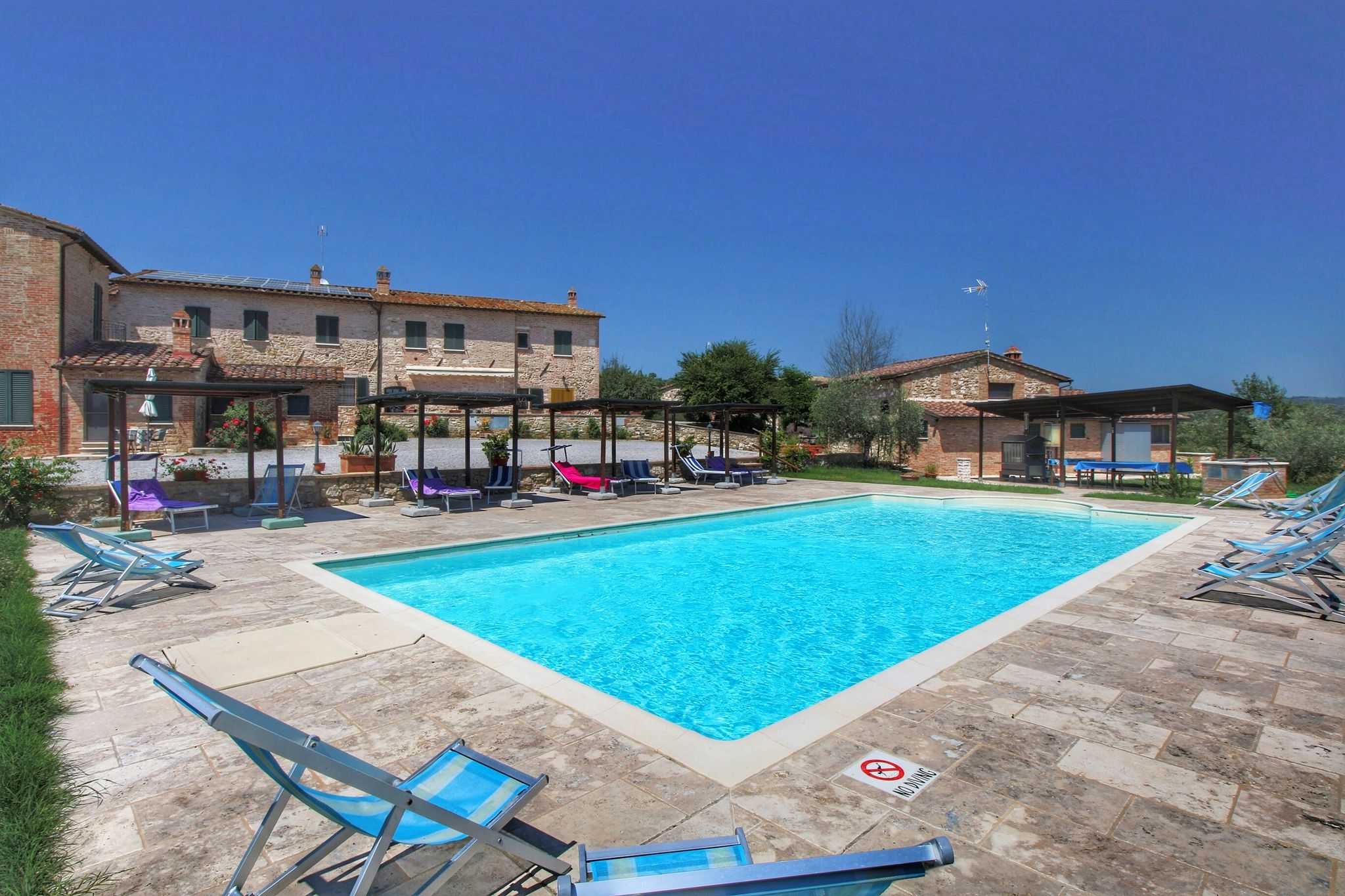 Prachtig appartement in Asciano, Toscane met zwembad