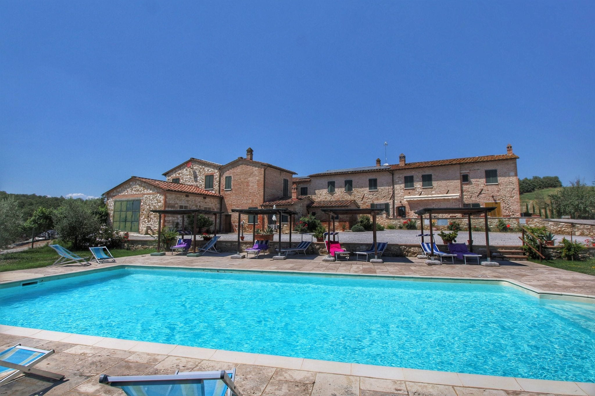Prachtig appartement in Asciano, Toscane met zwembad