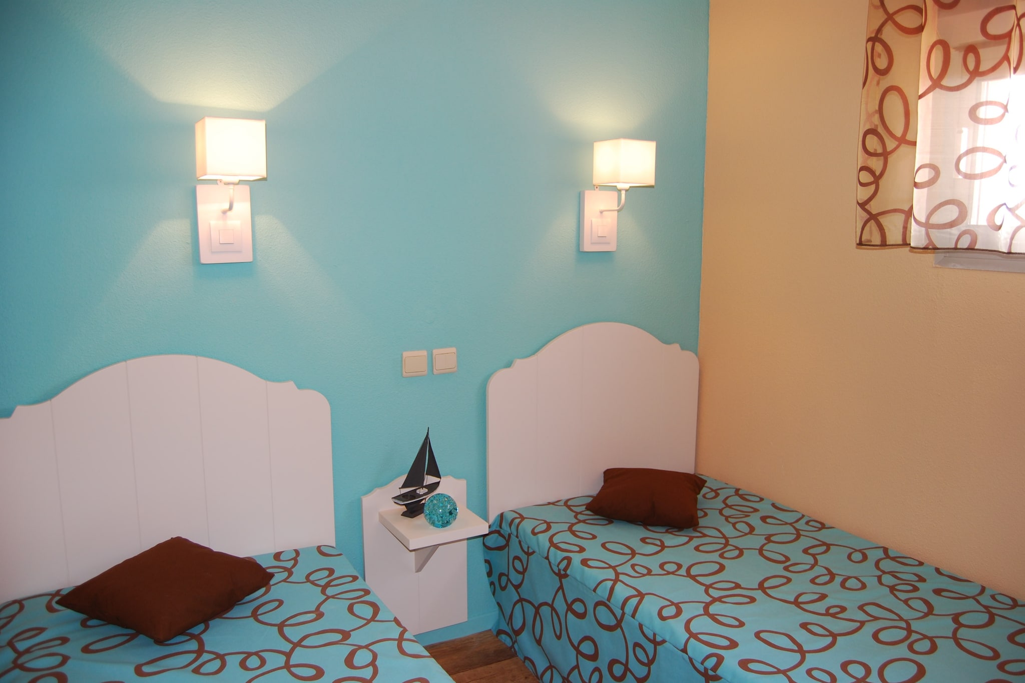 Kitchenette(cooker(ceramic), microwave, dishwasher), Living/diningroom, bedroom(2x single bed), bathroom(bath tub, washbasin), toilet, balcony or terrace, air conditioning, garden furniture, swimming pool(shared with other guests, opened from 1/2 Jun upto and including 1/2 Sep)