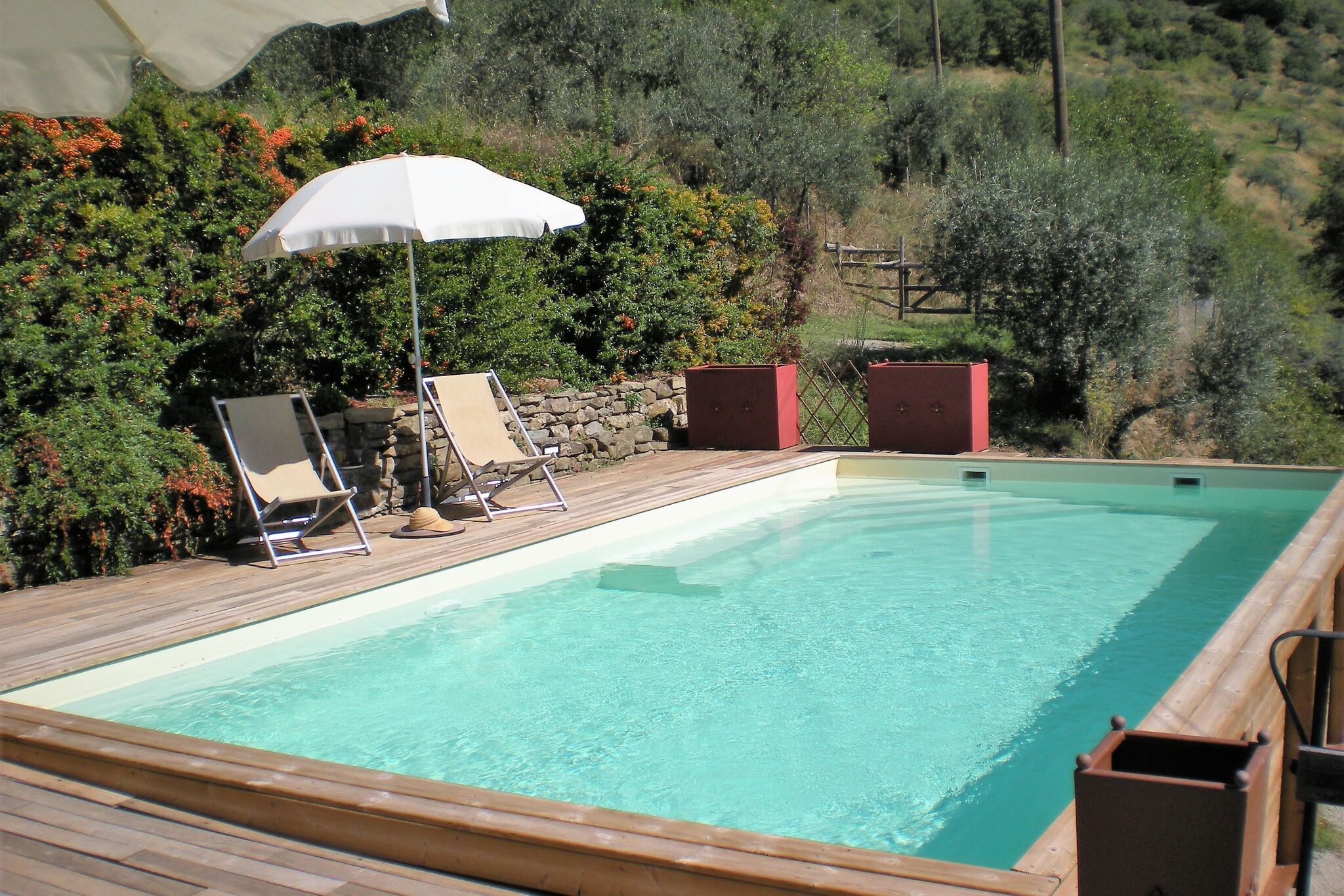 Boerderij met zwembad, omgeven door olijf- en wijngaarden