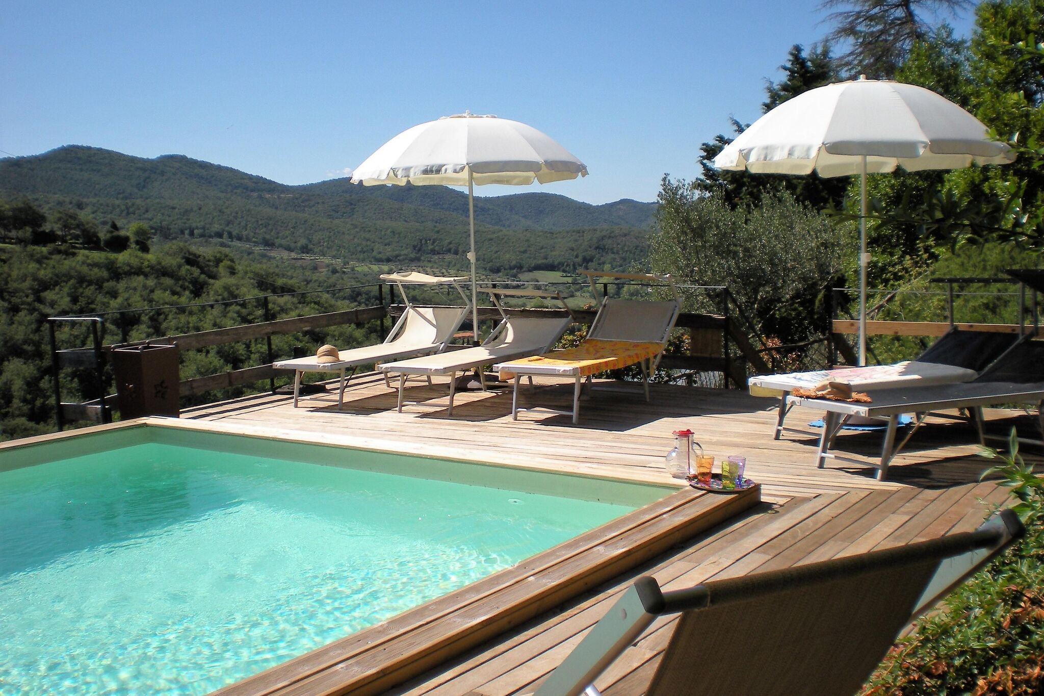 Boerderij met zwembad, omgeven door olijf- en wijngaarden