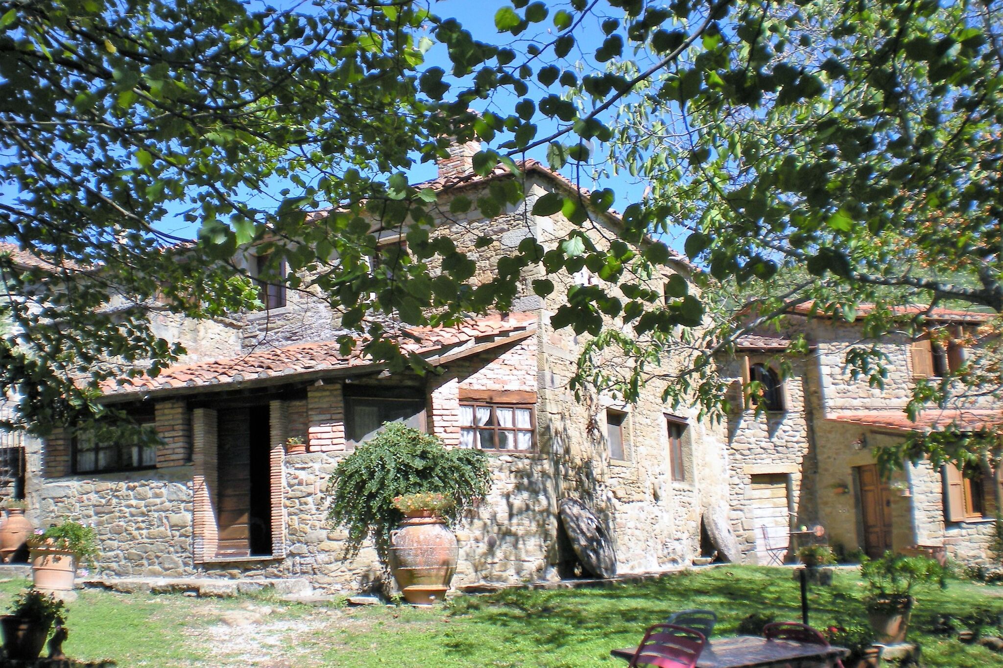 Farmhouse in Cortona wit garden and pool