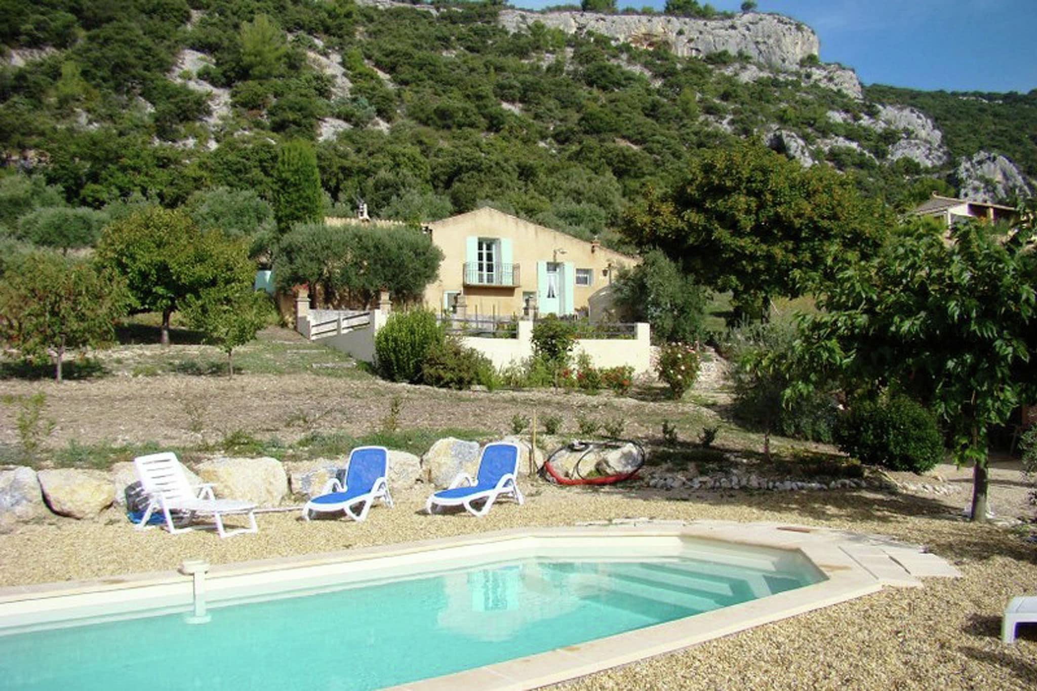 Belle maison de vacances à Saint-Saturnin-lès-Apt, piscine