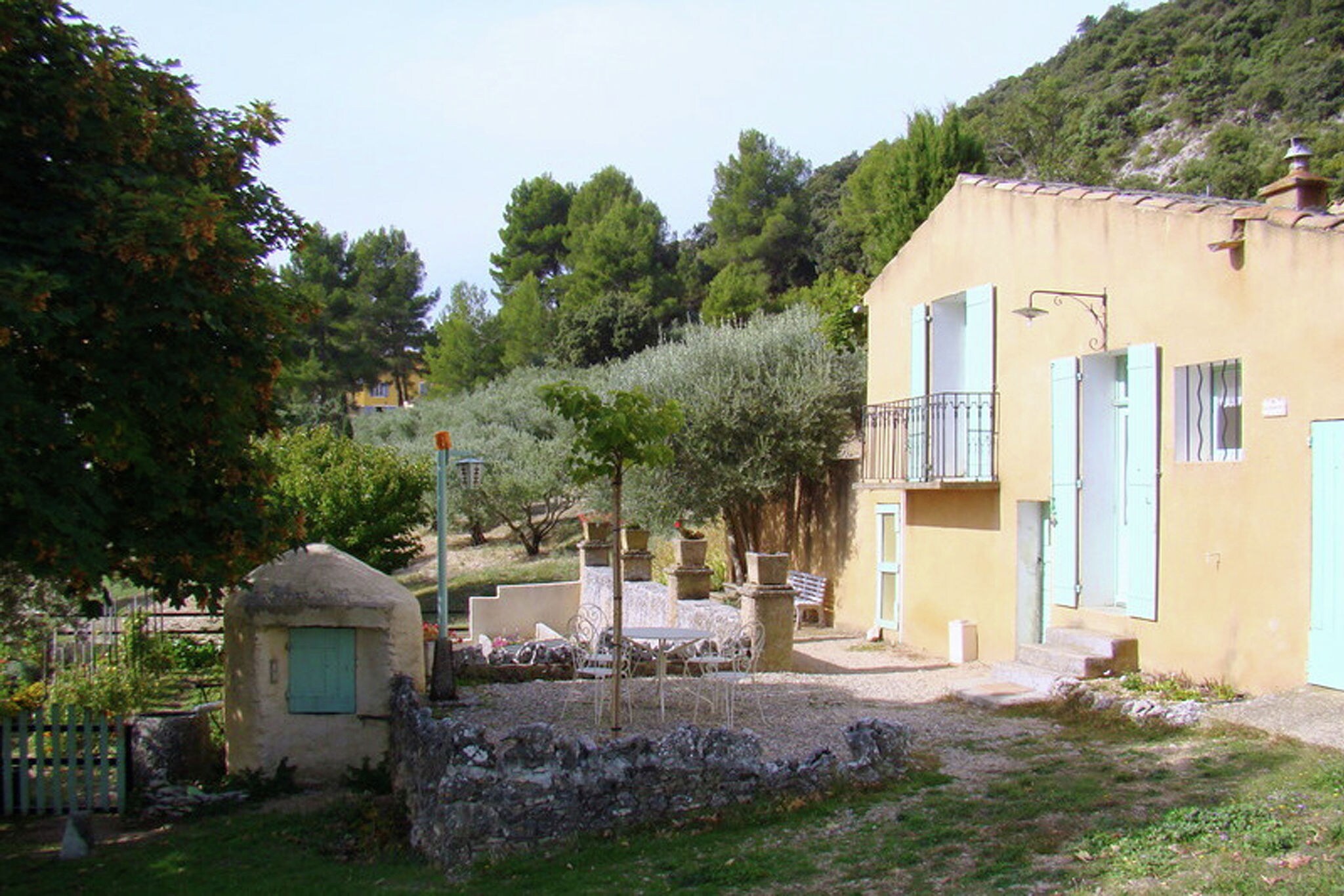 Schönes Ferienhaus in Saint-Saturnin-lès-Apt mit Schwimmbad