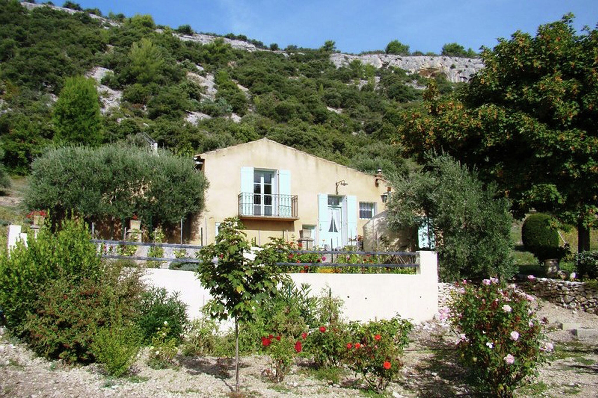 Lovely Holiday Home in Saint-Saturnin-lès-Apt with Pool