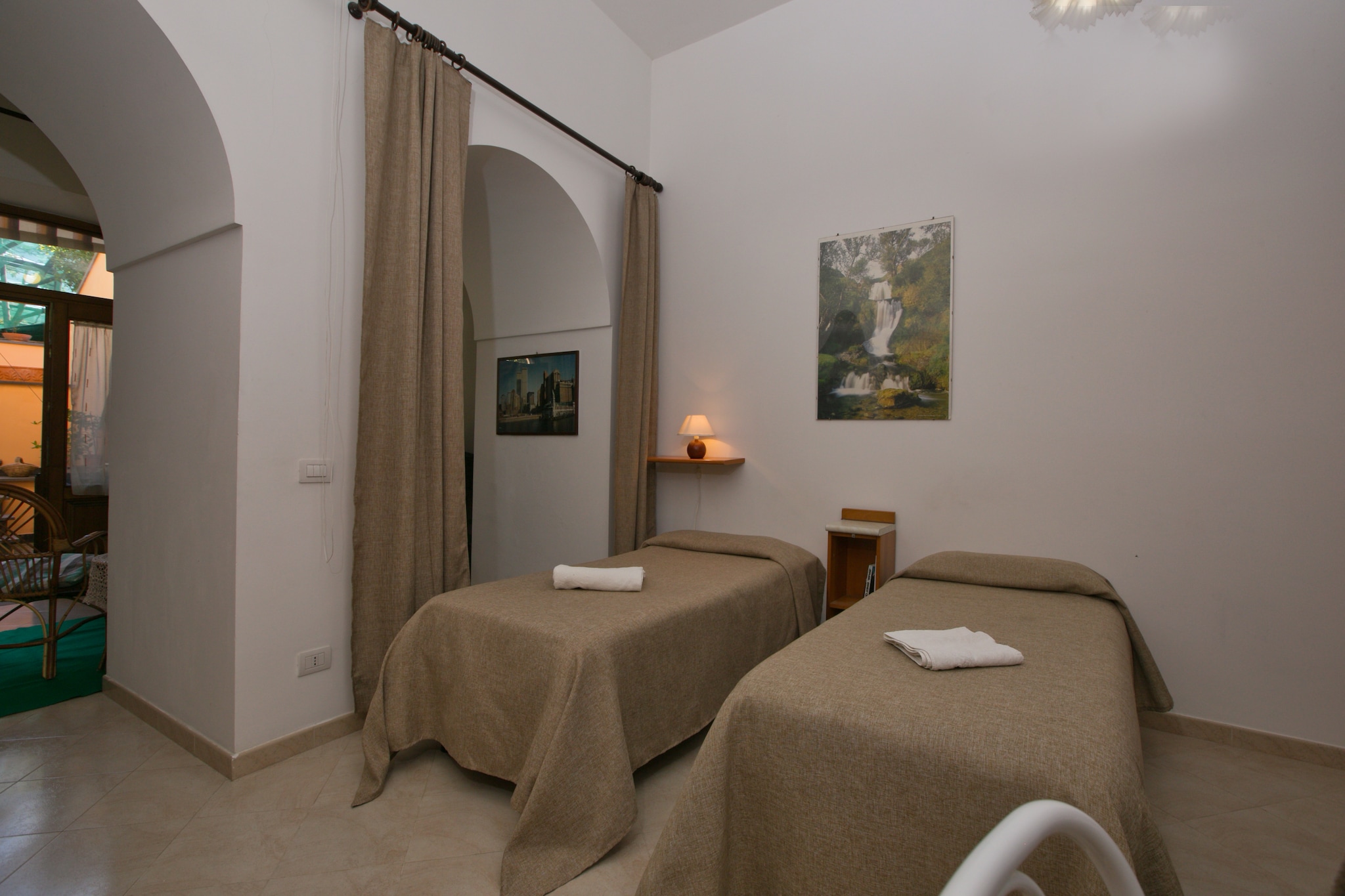 Ground floor: (open kitchen(coffee machine(filter)), Living/bed room(double bed, TV), bathroom(shower, washbasin, toilet))\n\nheating, air conditioning, garden(shared with other guests, 300 m2), garden furniture