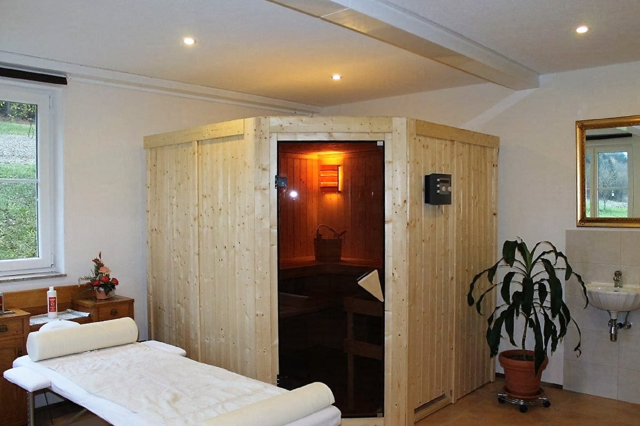 This large, spacious holiday apartment for a maximum of 6 people is on the first floor of a detached holiday home in Neuhaus near Lavamünd, near Völkermarkt and Wolfsberg in Carinthia, quietly located amidst fruit trees, fields and the adjacent forest.
This holiday apartment offers 2 large bedrooms, one of which is an old granary from the 18th century which has been completely restored and integrated into the house, a children's room with bunk beds, a bathroom, separate toilet and a cozy living and dining area with a fully equipped kitchen, a sauna and a gallery. Parking is available directly at the holiday home.
Neuhaus near Lavamünd in Carinthia is a municipality in the Völkermarkt district and is located about 4 km from the Slovenian-Austrian border. The area is known for beautiful hiking and cycling tours. The nearest bathing lake is the natural bathing lake Lavamünd (approx. 3 km), and Lake Klopeiner See can be reached in about 30 minutes by car. You can ski either in the Petzen ski area with 15 kilometers of slopes or in the Koralpe ski area in the Lavanttal with 18 kilometers of slopes and 5 lifts.
Directly in the town, in Wolfsberg or in Völkermarkt there are sufficient shops for daily needs as well as a good selection of restaurants.