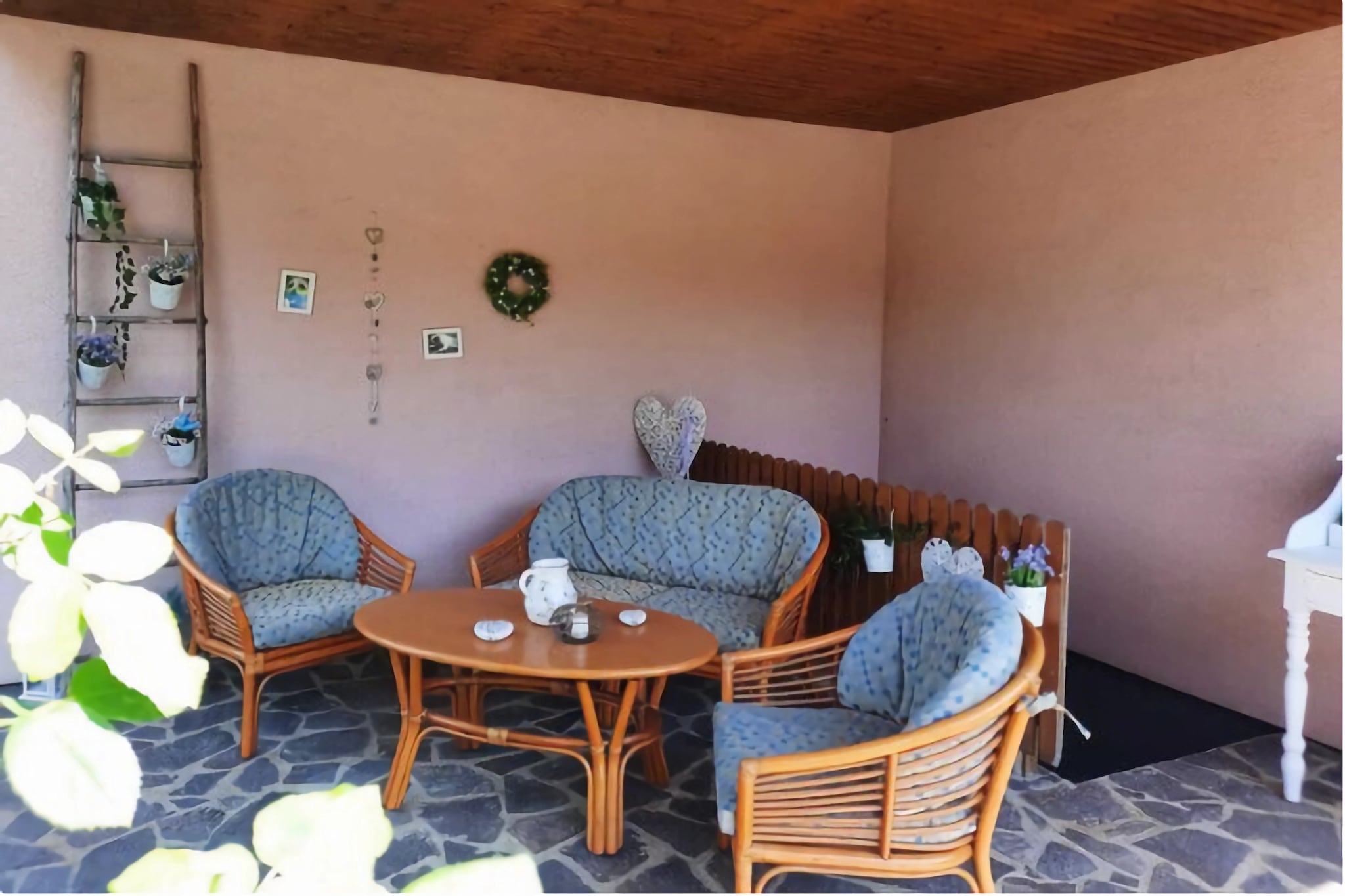 On the 1st floor: (Living room, dining room(fireplace), open kitchen(hob(4 ring stoves), oven, fridge), bedroom(bunk bed), bedroom(2x single bed), bedroom(double bed), bathroom(shower, washbasin), toilet)\n\nsauna, washing machine(shared with the owner , paid), terrace, garden, garden furniture, 3x parking, trampoline, play equipment