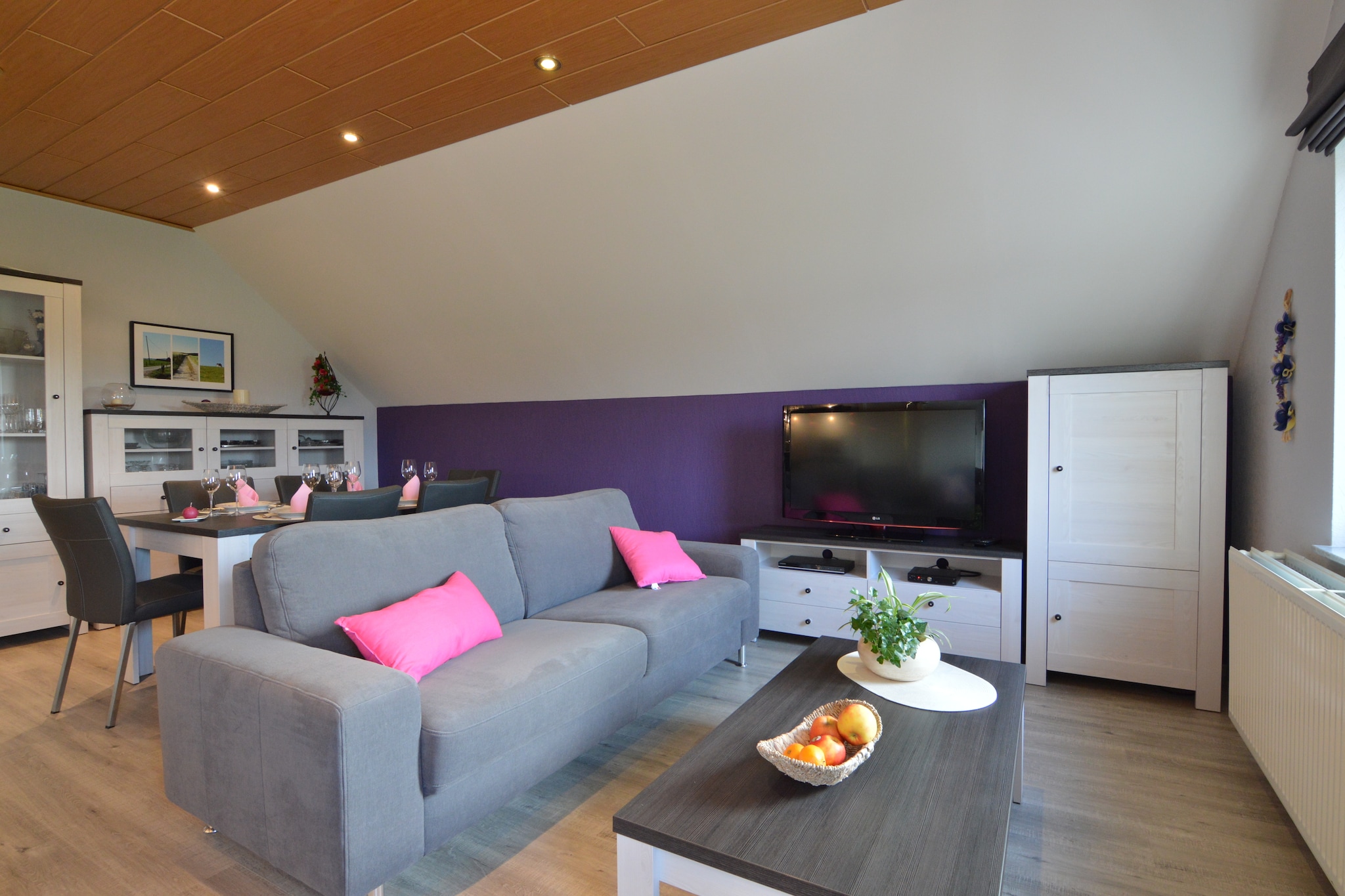 This spacious first floor apartment features modern, comfortable furnishings. You share the entrance with the discreet owners, who live on the ground floor and are happy to tell you more about the region on request.
There are many marked hiking trails and cycling paths (the famous RAVeL) in the beautiful nature of the Hoge Venen nature park, where you can also see deer, foxes and hares with a bit of luck. You can reach Luxembourg and Germany in no time by car. Visit Clervaux, Burg-Reuland, Vielsalm and Malmedy and discover the many sights, nice shops and cozy restaurants there. For fans of more action and adventure, there is the Eastbelgium Action, Fun & Karting Center. But above all, enjoy the ubiquitous tranquility of the Ardennes countryside!
When the weather is nice, you can use the garden and terrace. The house is located on a farm, but the animals, including cows and chickens, are now kept more recreationally. The central heating will keep the house warm indoors.