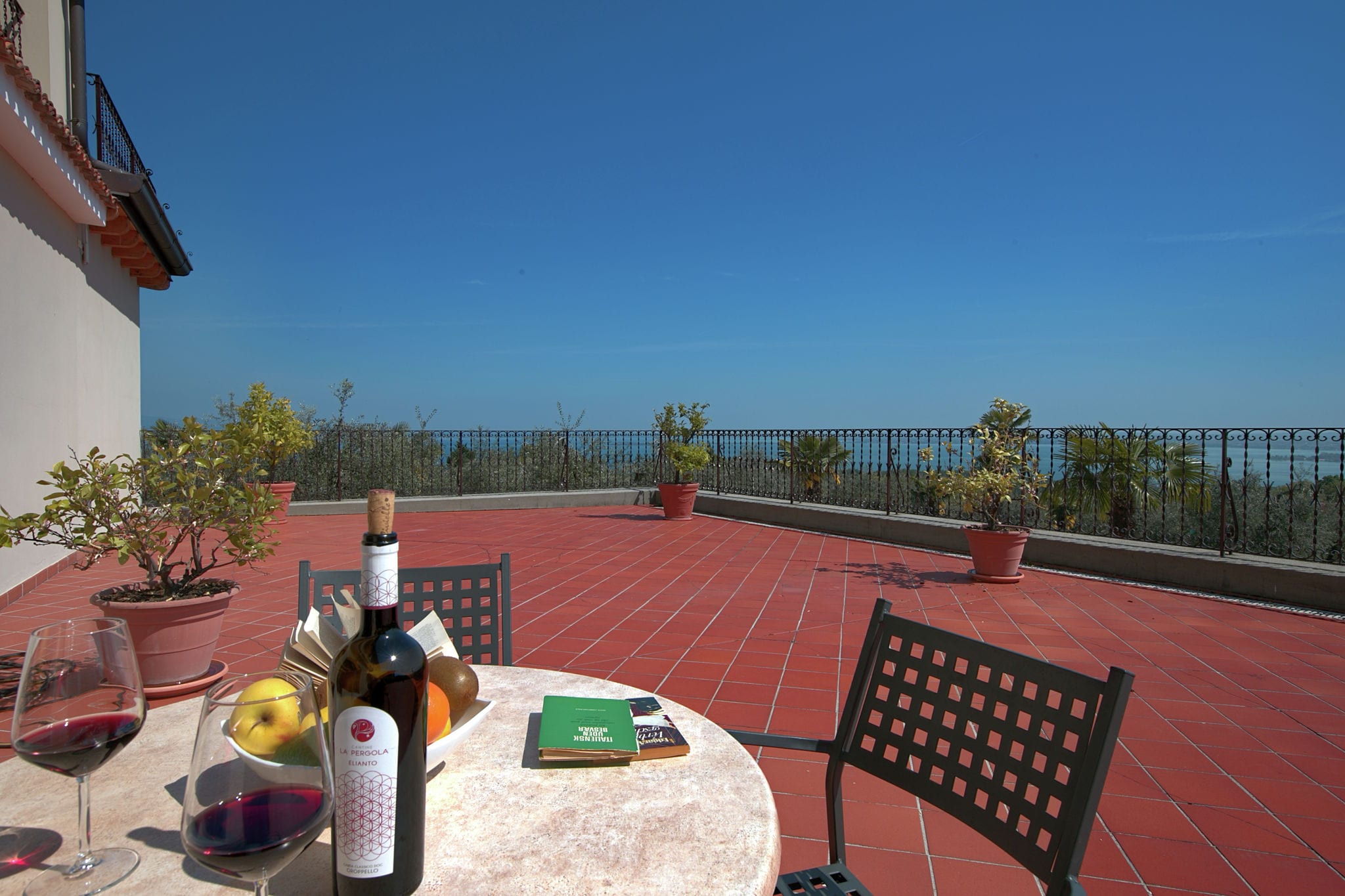 Vakantiehuis met een zwembad en uitzicht op het Gardameer