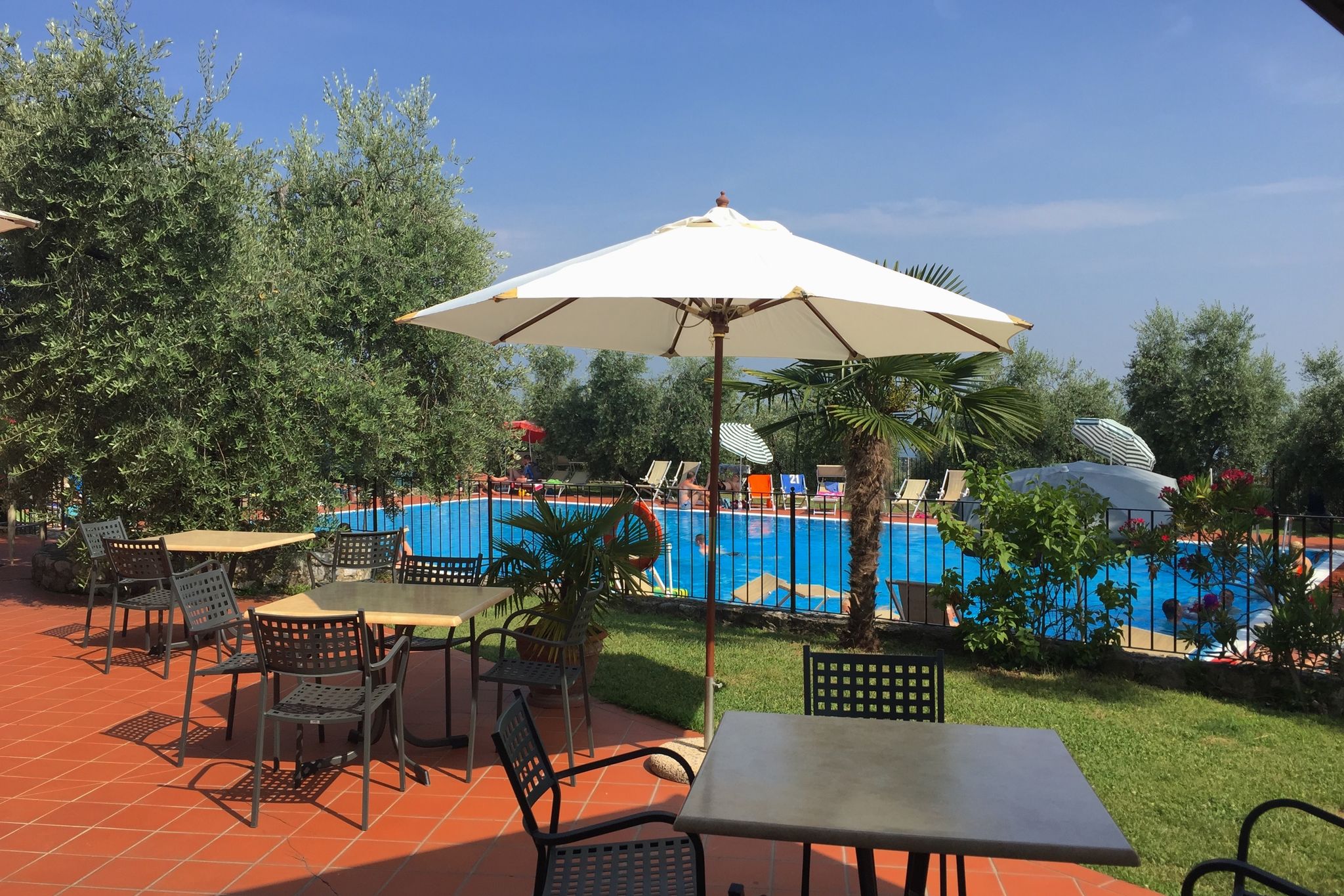 Vakantiehuis met een zwembad en uitzicht op het Gardameer