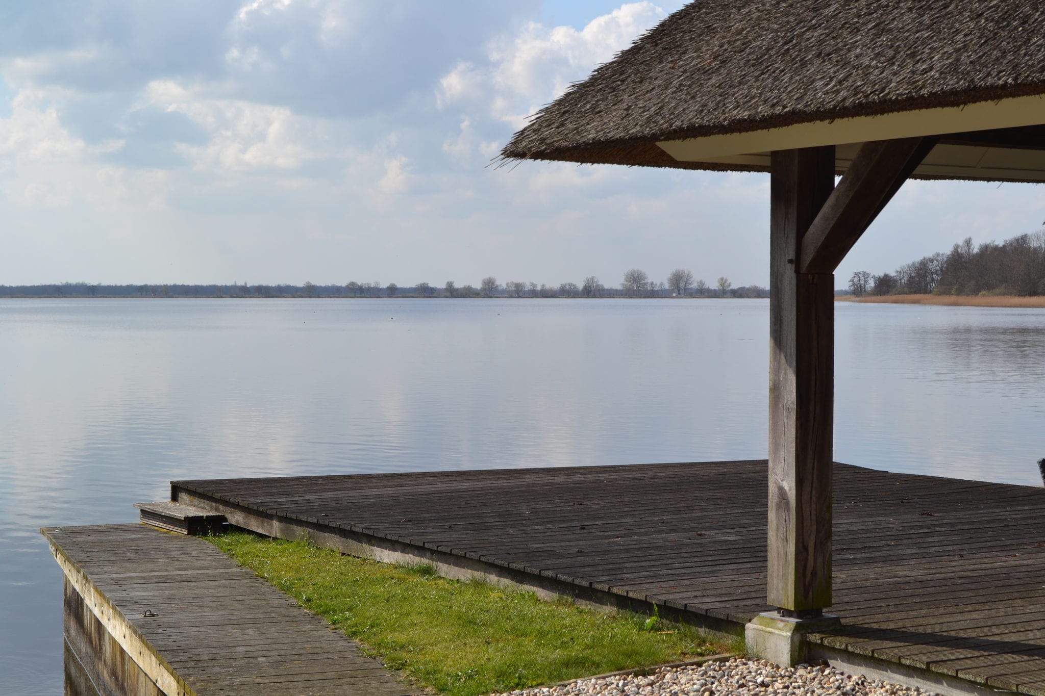 Stylish thatched villa with 2 bathrooms in a holiday park near Giethoorn