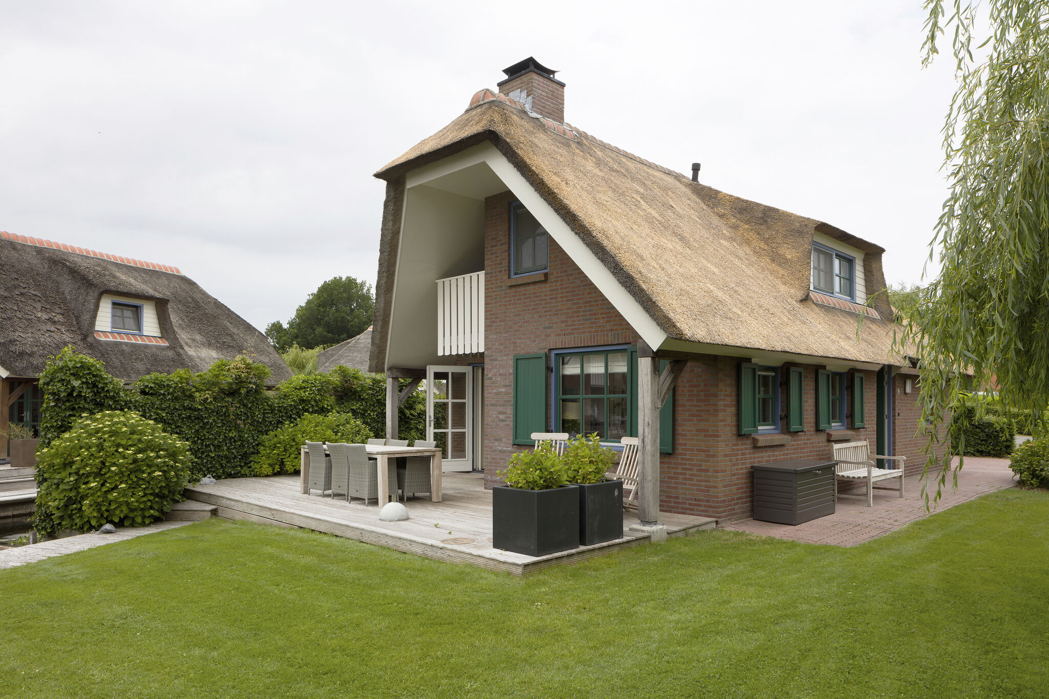 Stylish thatched villa with two bathrooms near Giethoorn