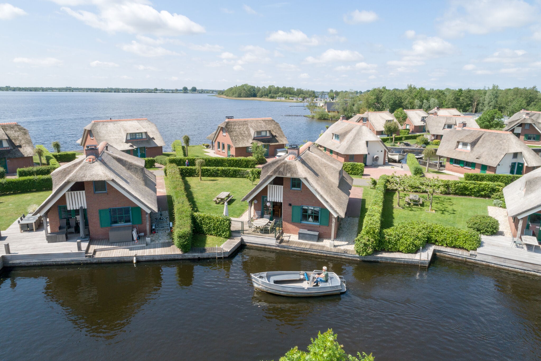 Stylish thatched villa with two bathrooms near Giethoorn