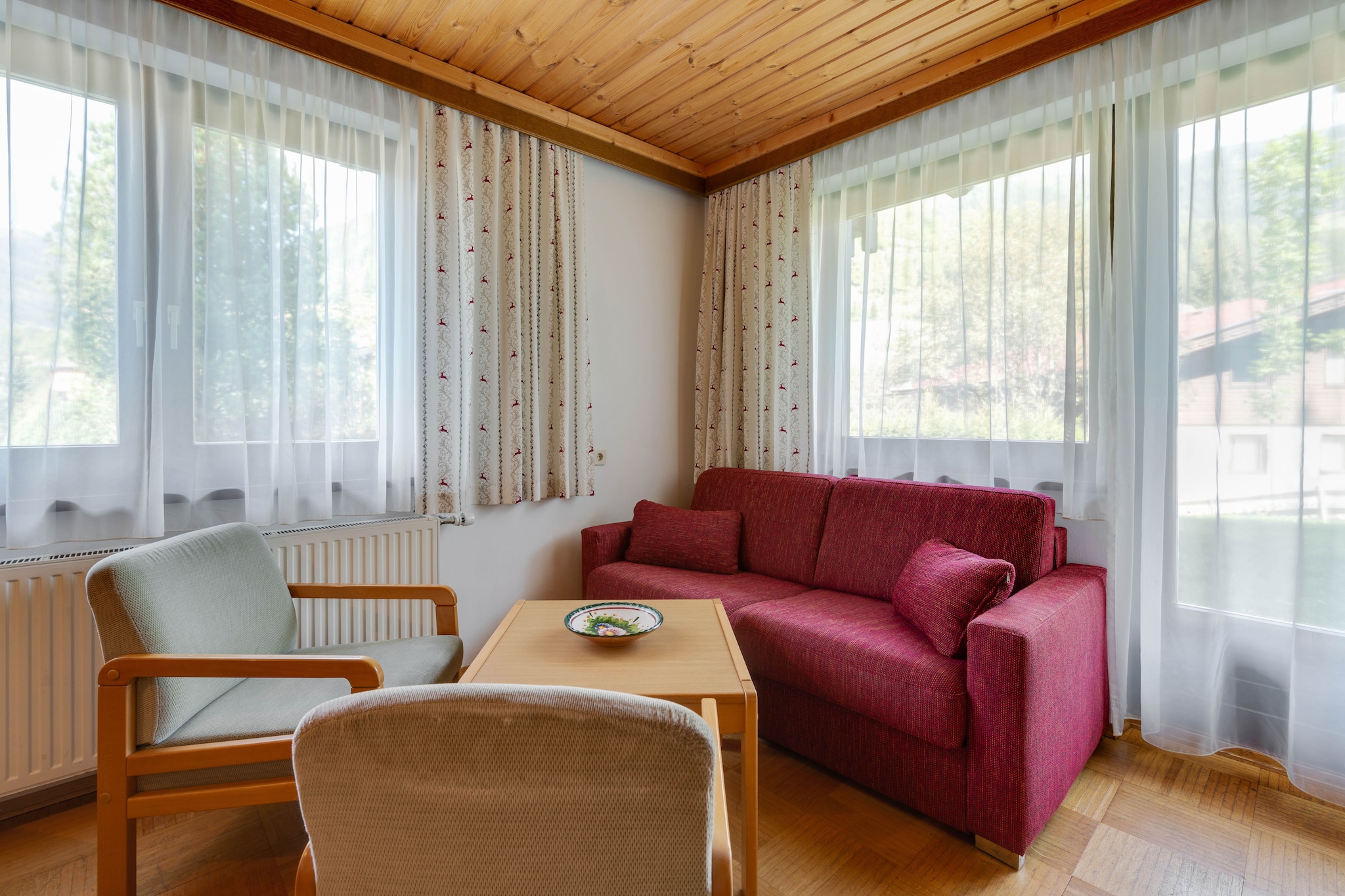 A spacious apartment in Bad Kleinkirchheim with 2-bedrooms and it can accommodate up to 5 guests. It has access to free WiFi and is pet-friendly with maximum 2 pets allowed at a charge of €5/Pet/Night.
It is surrounded by the mountains and there is a lake at a distance of 10 km. Enjoy various facilities within a walking distance like a spa center, ski lift and a public pool. The town center is located at the distance of 500m where you can easily avail general supplies and enjoy fine dining at various restaurants.
This holiday home in Carinthia is well-equipped and is an ideal spot to enjoy the natural surrounded. It has parking facility and satellite TV in the hallway for eventful movie nights.
You can avail public transport at a walking distance of 500 m.