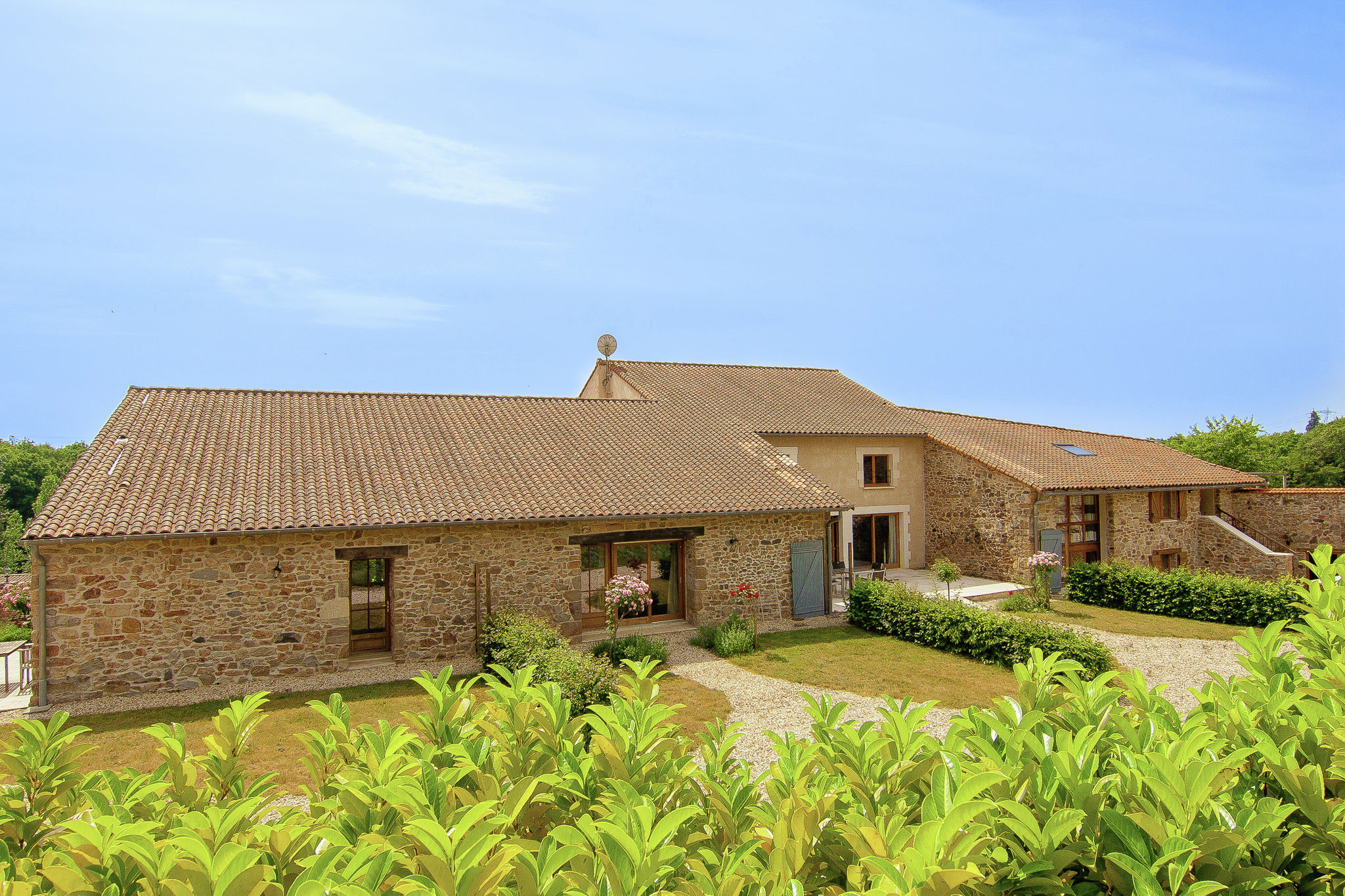 Magnifique maison de vacances à Roussines avec terrasse