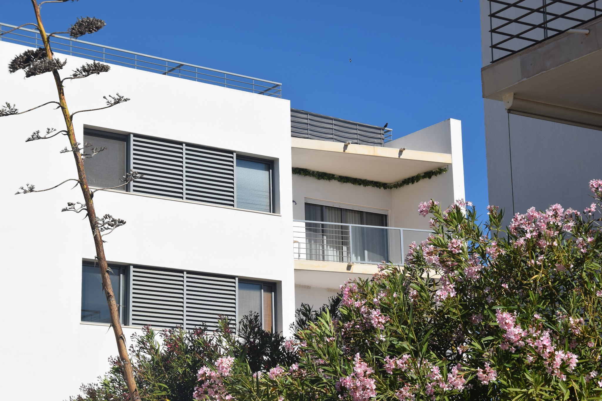 This inviting apartment in Lagos offers breathtaking sea views and a peaceful retreat just steps from the shore. Perfect for a relaxing beach holiday, it features spacious living areas, a well-equipped kitchen, and a roof terrace where you can soak up the Algarve sunshine while admiring panoramic coastal vistas. The balconies also provide serene spots to enjoy morning coffee or sunsets.
Nestled within easy reach of Lagos’ vibrant town centre, you’re close to an array of charming restaurants, cafes, and shops. Discover traditional Portuguese flavours at popular local eateries such as O Camilo, known for fresh seafood, or Restaurante dos Artistas, celebrated for its gourmet dishes. For a lively atmosphere, the nearby Marina de Lagos offers a variety of dining and entertainment options by the waterfront.
Lagos itself is famed for its stunning cliffs, golden beaches like Praia Dona Ana, and rich history with cobblestone streets and centuries-old architecture. Outdoor lovers can explore the Ponta da Piedade caves or cycle along scenic coastal trails, with bicycles conveniently available at the apartment. Public transport nearby connects you easily to surrounding attractions, making this apartment an ideal base to experience the best of the Algarve.