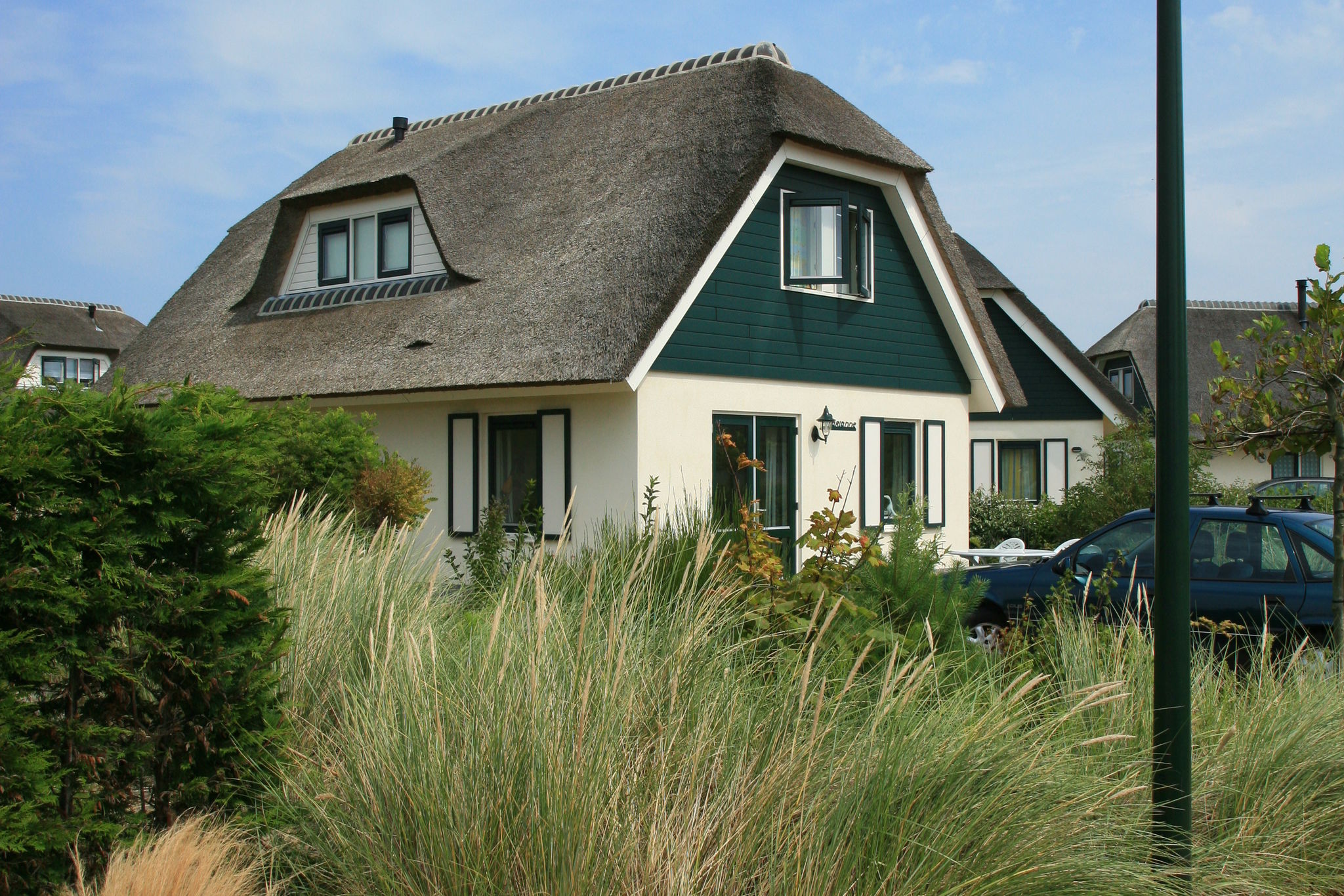 Thatched, attractive villa in Julianadorp near the beach