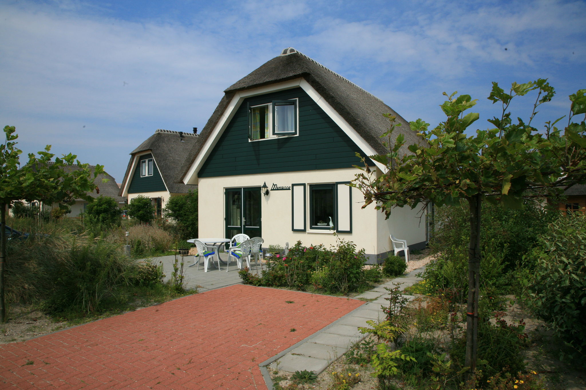 Reetgedeckte, attraktive Villa in Julianadorp in Strandnähe