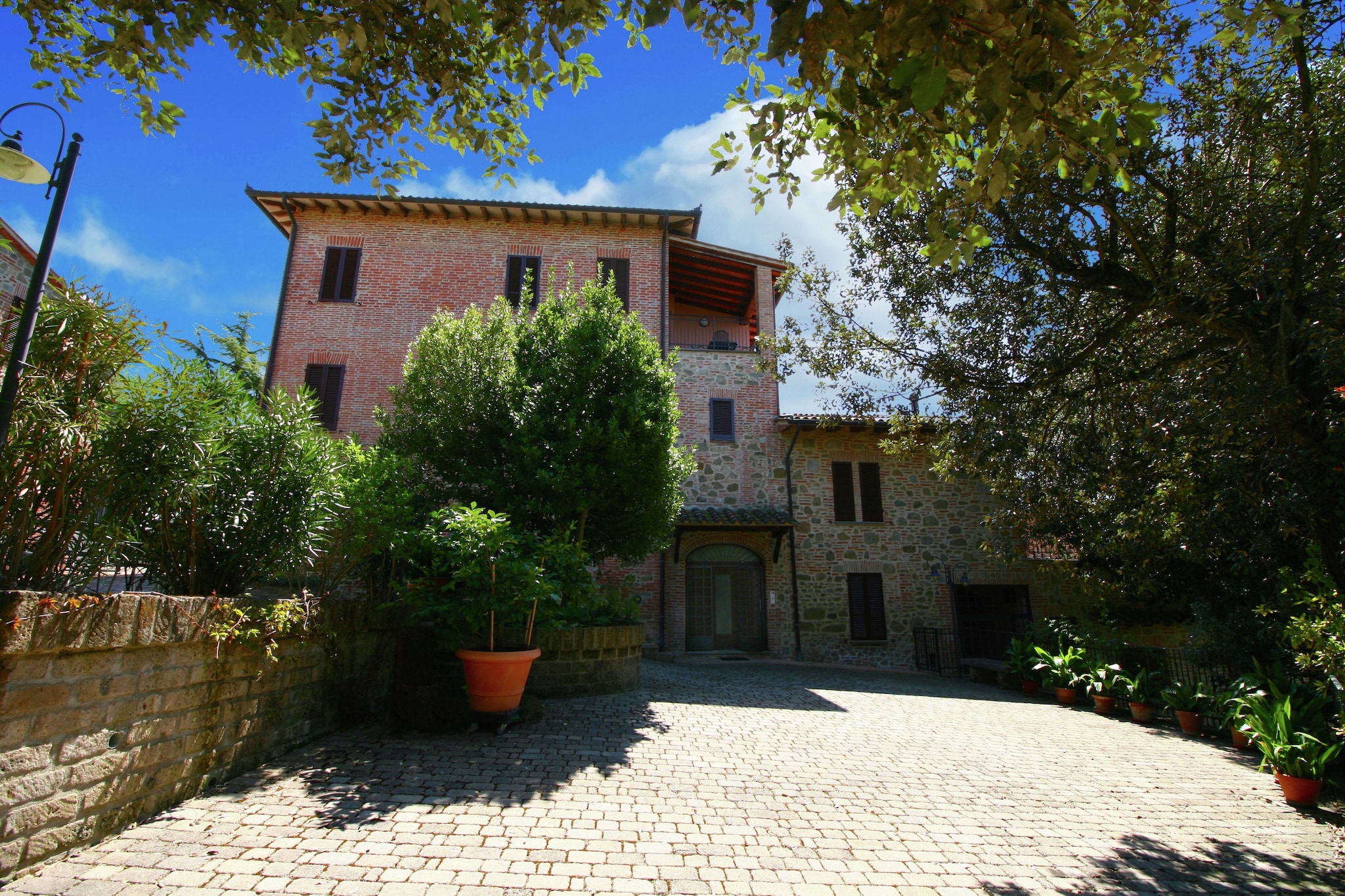 This farmhouse with eight comfortable flats is located on the border between Umbria and Tuscany, near Città della Pieve and Lake Trasimeno. The rustic atmosphere has been preserved in the restoration of the flats. The agriturismo produces and sells excellent olive oil, wine, pasta and honey.

The furnishings are rustic and cosy. The flat is on the second floor and here you will also find the large covered terrace with a wonderful view of Umbria and Tuscany! On the terrace you can really enjoy your holiday. There is a huge swimming pool with jacuzzi, surrounded by a large solarium with sun loungers and parasols for guests. The pool is illuminated and can therefore also be used in the evening. Oaks and cypresses grow in the garden. 
A fitness room, sauna and both indoor and outdoor play area are available to guests. 

This Etruscan region consists of a beautiful hilly landscape with excellent views and beautiful towns. In addition to enjoying the swimming pool and sauna on the farm, you can make pleasant trips to Città della Pieve, Perugia, Chiusi, Montepulciano, Pienza, Montalcino, Cortona, Arezzo and Siena.

LATE CHECK-IN: After 19, additional fee € 50

Note:  Sauna Minimum occupancy: 2 persons & Maximum occupancy: 5 persons.

