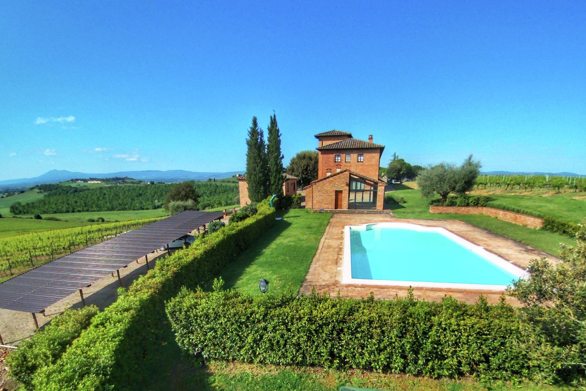 Agriturismo met zwembad, uitzicht over wijngaard Vino Nobile di Montepulciano