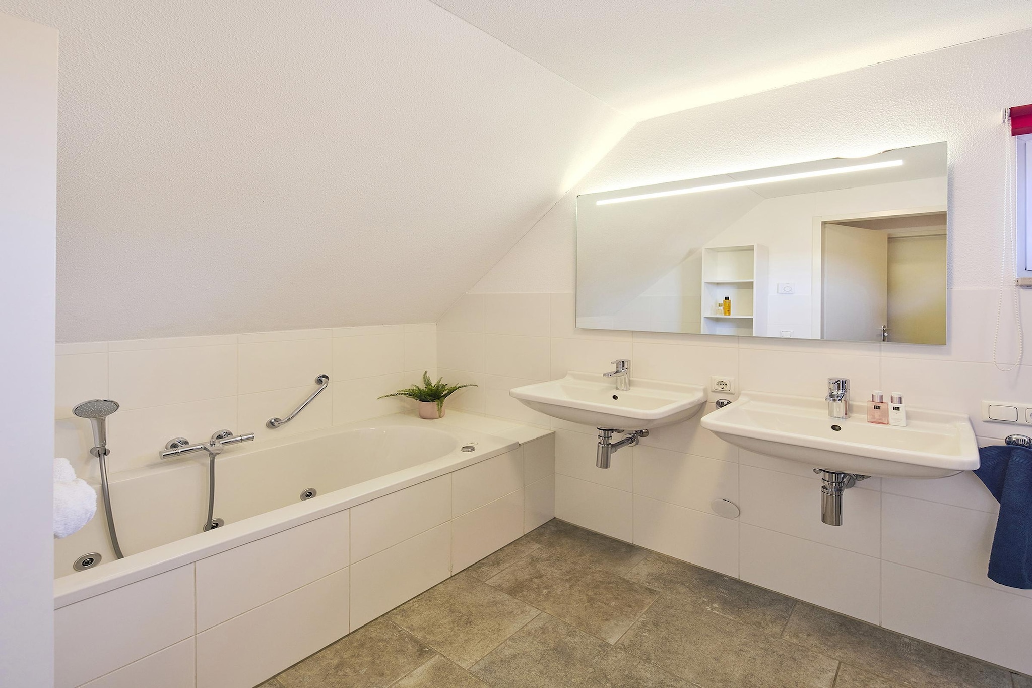 Buitenhof De Leistert 13-Badkamer