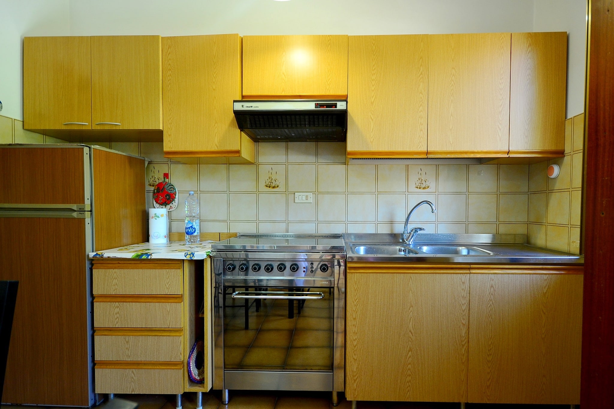 Ground floor: (garden(shared with other guests), BBQ, parking, swimming pool(shared with other guests, 10 x  5 m., opened from Jun upto and including Sep))\n\nOn the 1st floor: (open kitchen(cooker(4 ring stoves), oven, fridge-freezer), Living/diningroom(TV, dining table, seating area), bedroom(double bed), bathroom(shower, washbasin, toilet, bidet, garden furniture), heating(central), terrace(private))\n\ndeckchairs, parasol