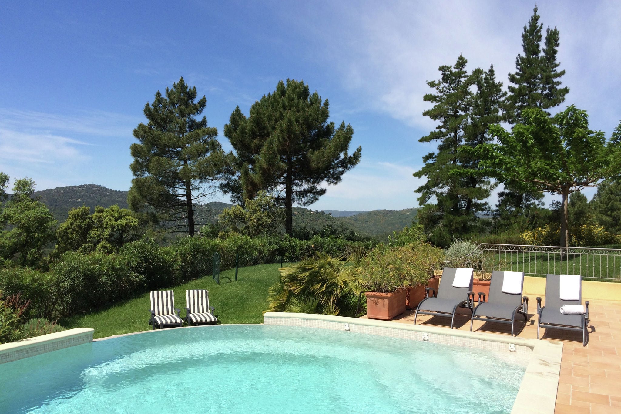 Prachtig gelegen villa op groot privédomein met zwembad