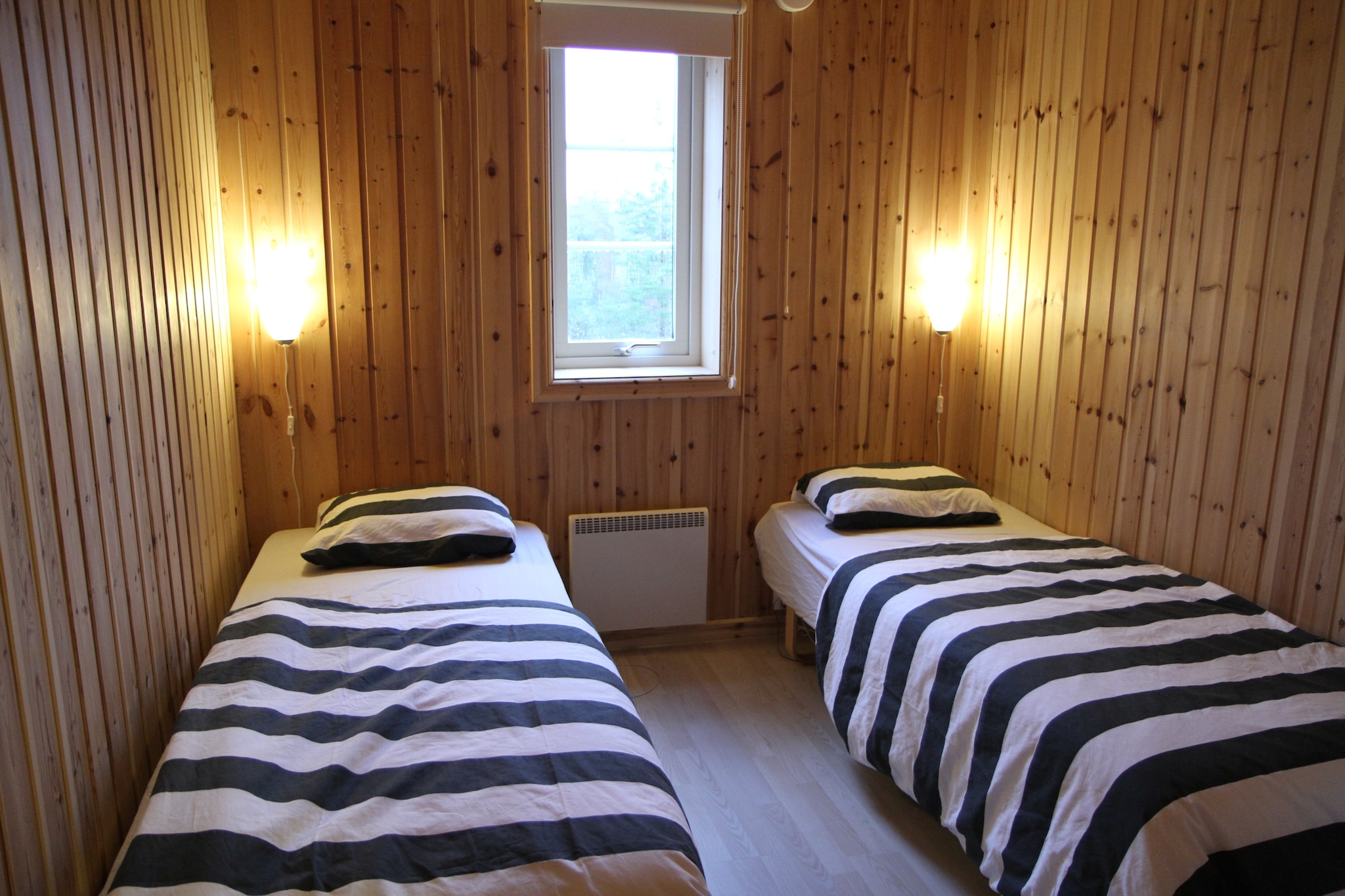 Ground floor: (Living room(TV(cable), stove(wood), DVD player), Kitchen(oven, microwave, dishwasher, fridge-freezer), bedroom(double bed(180 x 200 cm)), bedroom(2x single bed(80 x 200 cm)), bedroom(single bed(80 x 200 cm)), bathroom(shower, sauna, washbasin, toilet), toilet)\n\nconservatory/veranda, sauna, heating(electric), garden, garden furniture(6 persons), parking