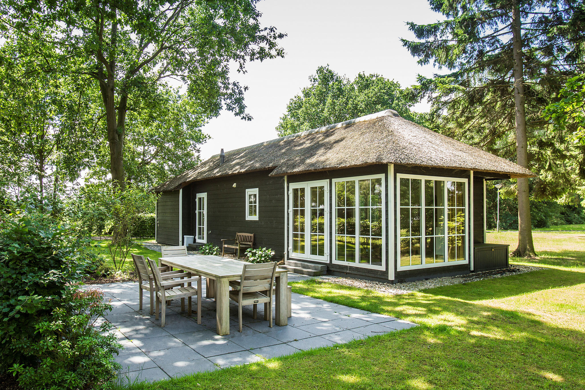 Reetgedeckte Lodge, Klimaanlage & Geschirrspüler, in Twente