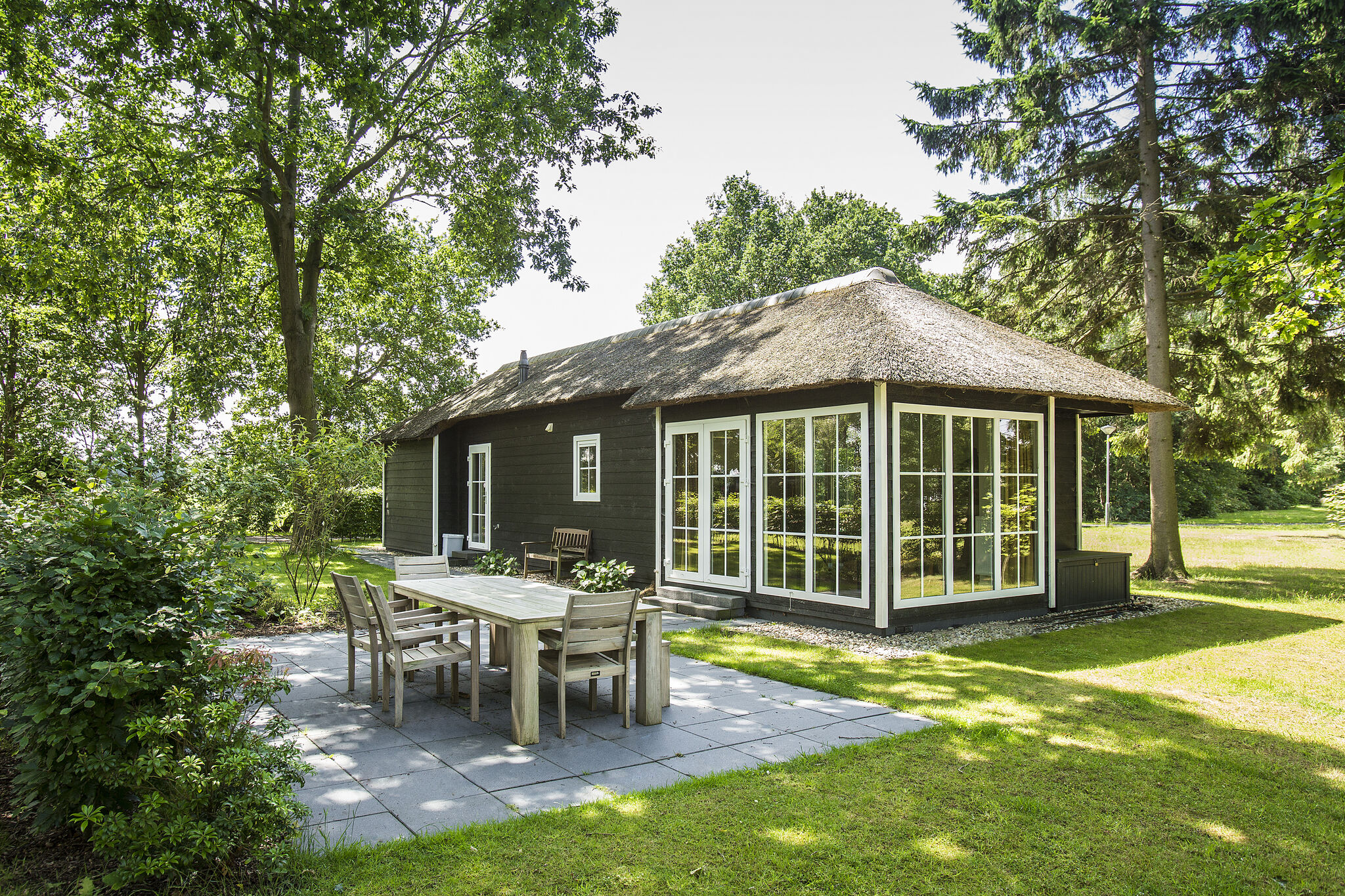 Reetgedeckte Lodge, Klimaanlage & Geschirrspüler, in Twente