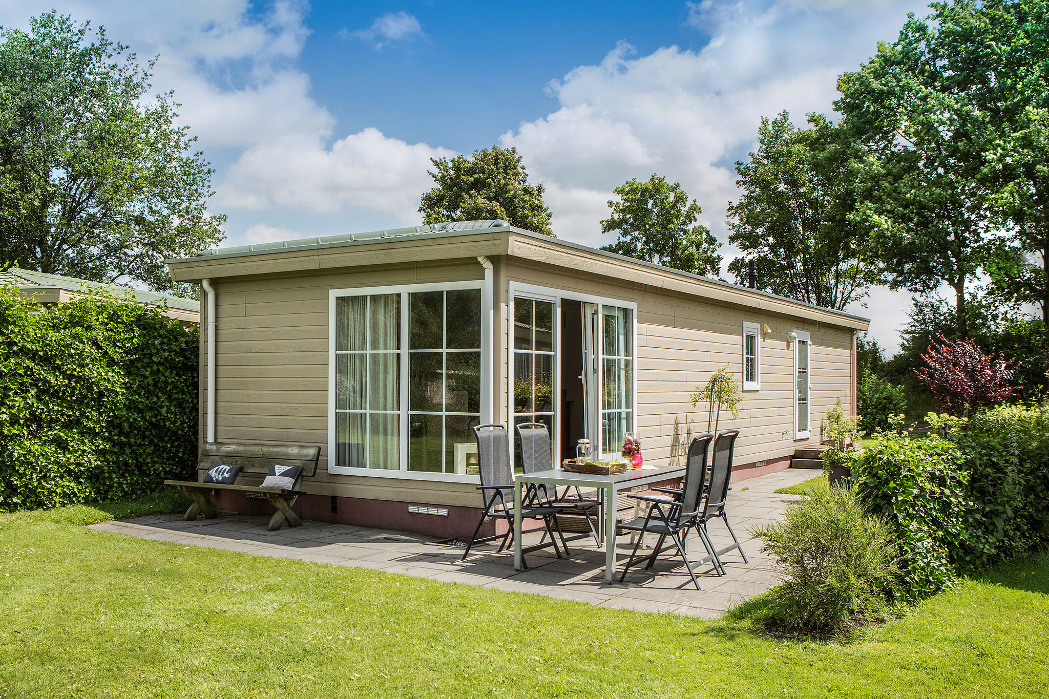Comfortable chalet with a combi microwave, in green Twente